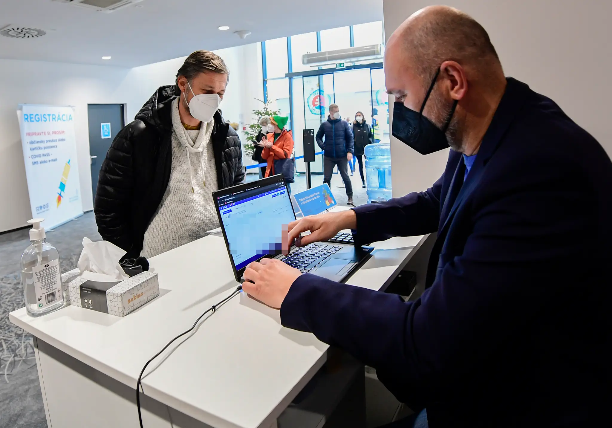 Richard Sulík pomáha ako administratívny pracovník počas registrácie pred očkovaním (11.12.2021)