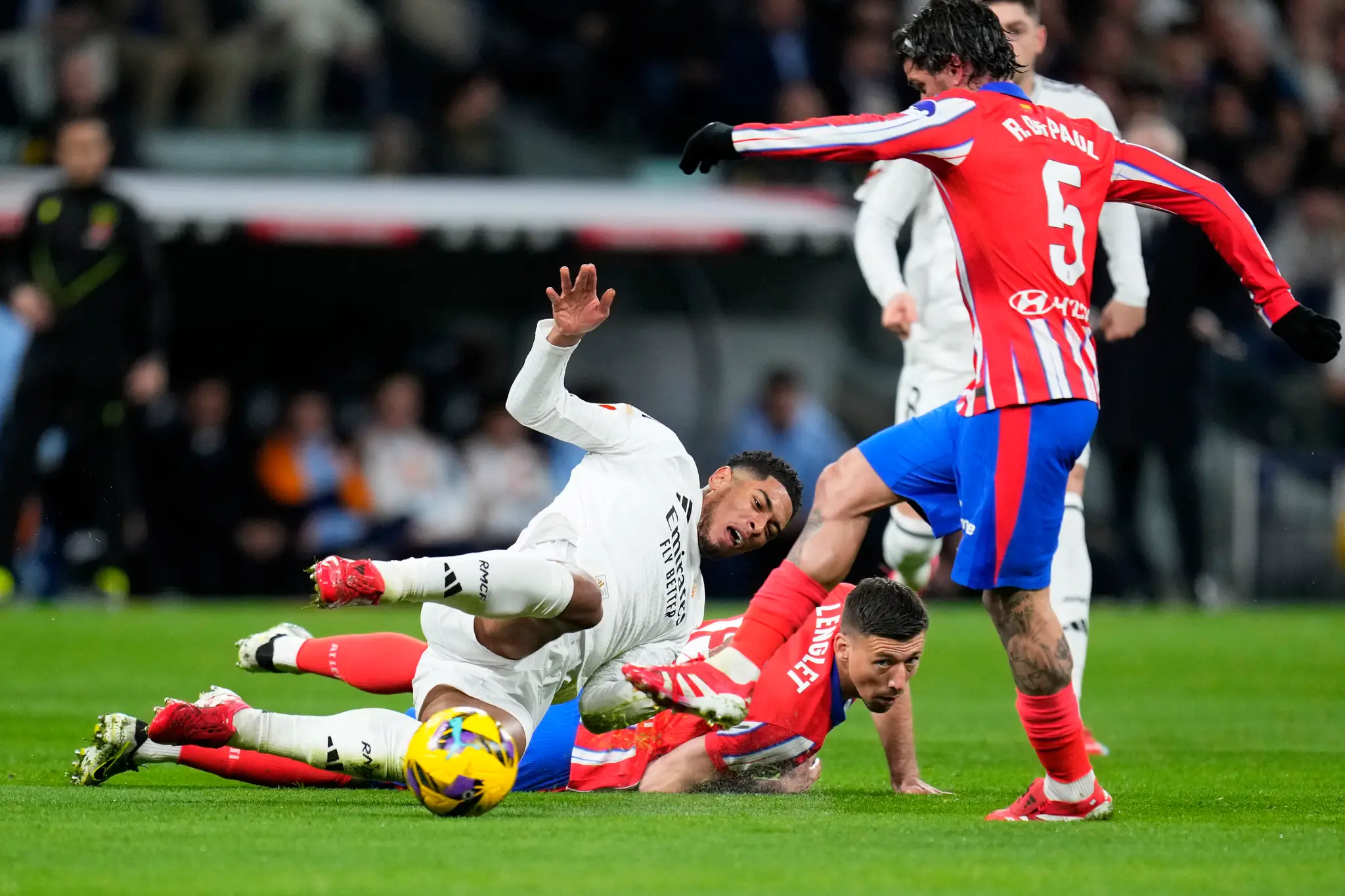 Futbalista Realu Madrid Jude Bellingham (vľavo) a hráč Atletica Madrid Clement Lenglet
