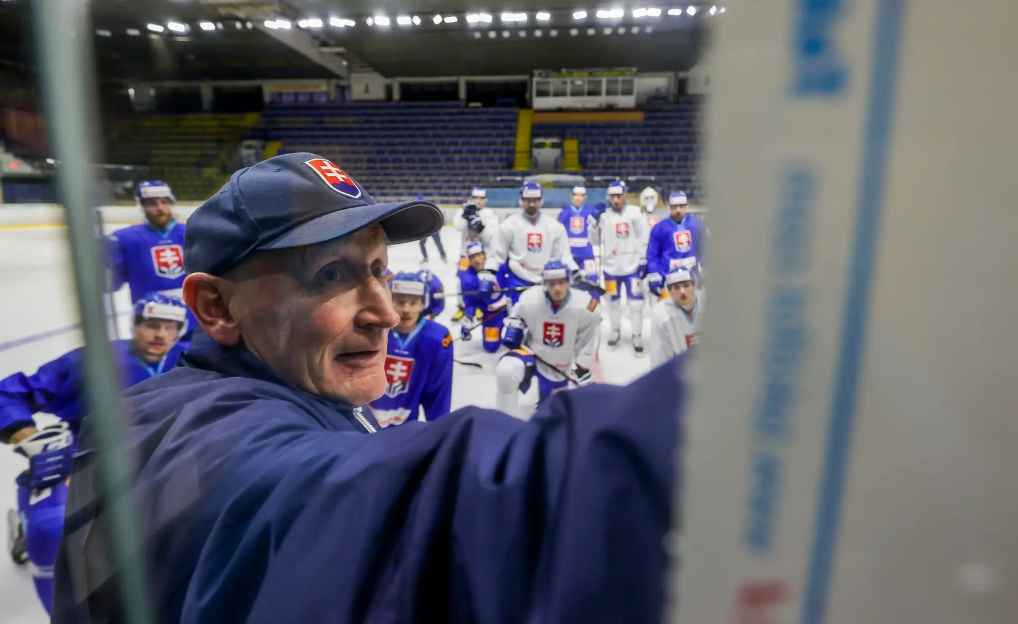 Na snímke tréner Craig Ramsay počas tréningu na oficiálnom zraze slovenskej hokejovej reprezentácie pred MS v Rige v Piešťanoch.