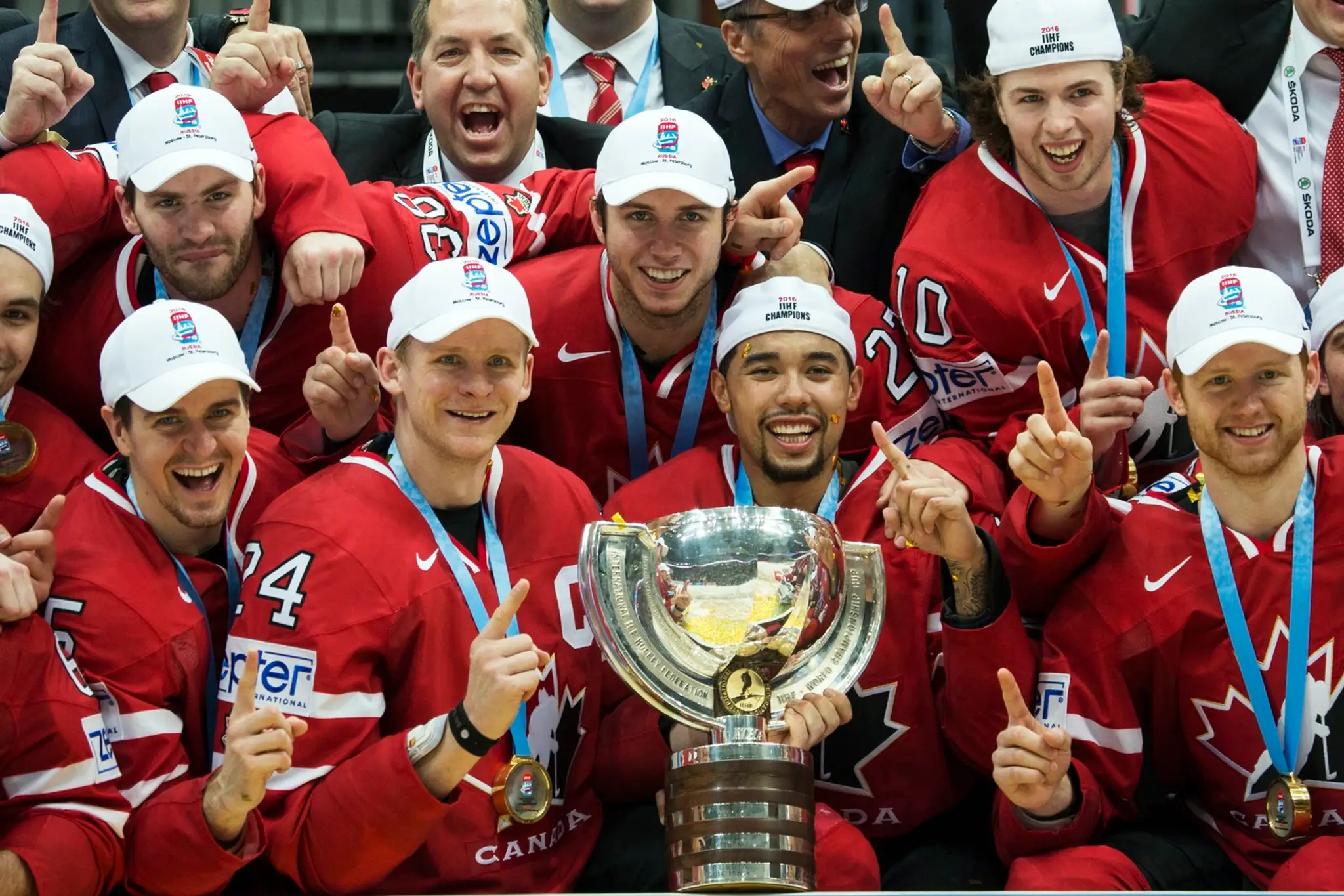 Pózovanie s trofejou pre svetových šampiónov z MS v Rusku v podaní kanadskej reprezentácie