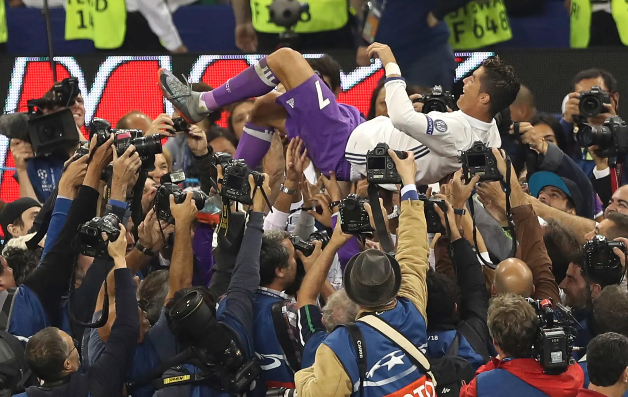 Na snímke útočník Realu Cristiano Ronaldo oslavuje  po víťazstve vo finále futbalovej Ligy majstrov.