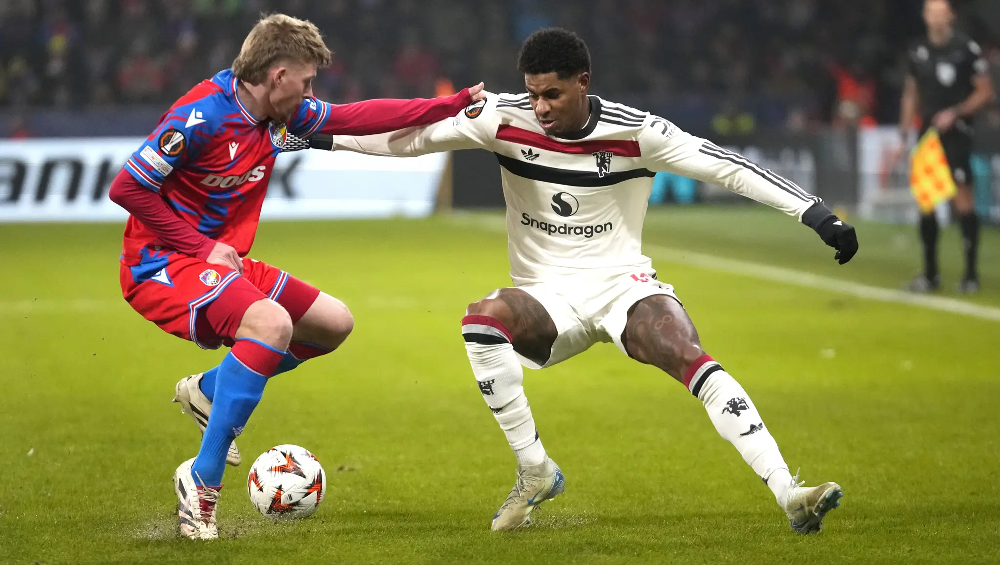 Marcus Rashford (vpravo) bojuje o loptu s Pavlom Šulcom z Plzne.