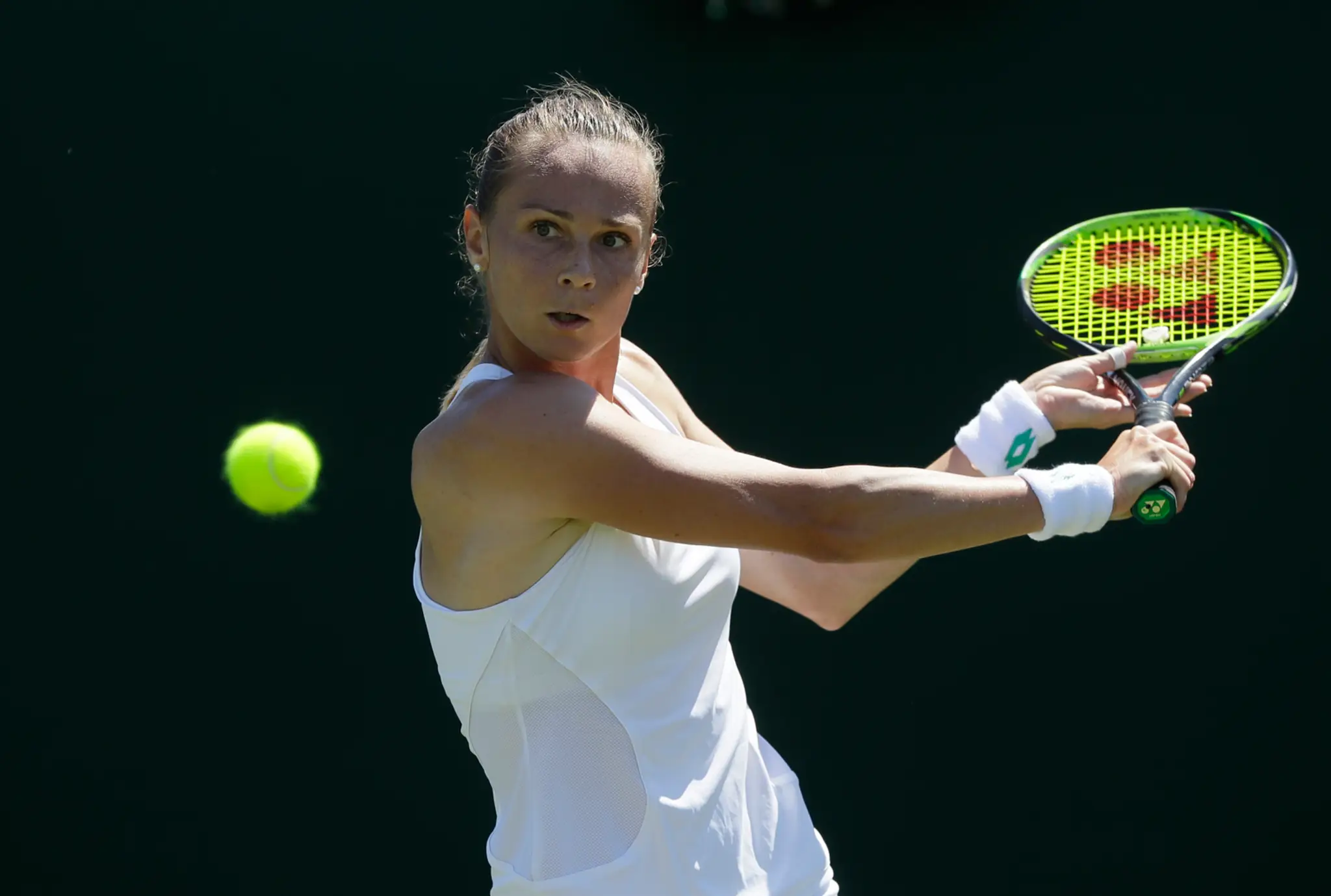 Slovenská tenistka Magdaléna Rybáriková vracia úder Rumunke Sorane Cirsteovej v 1. kole Wimbledonu.