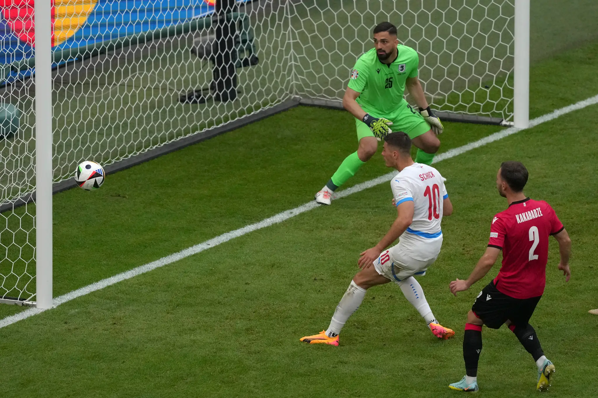 Na snímke uprostred hráč Česka Patrik Schick strieľa gól.