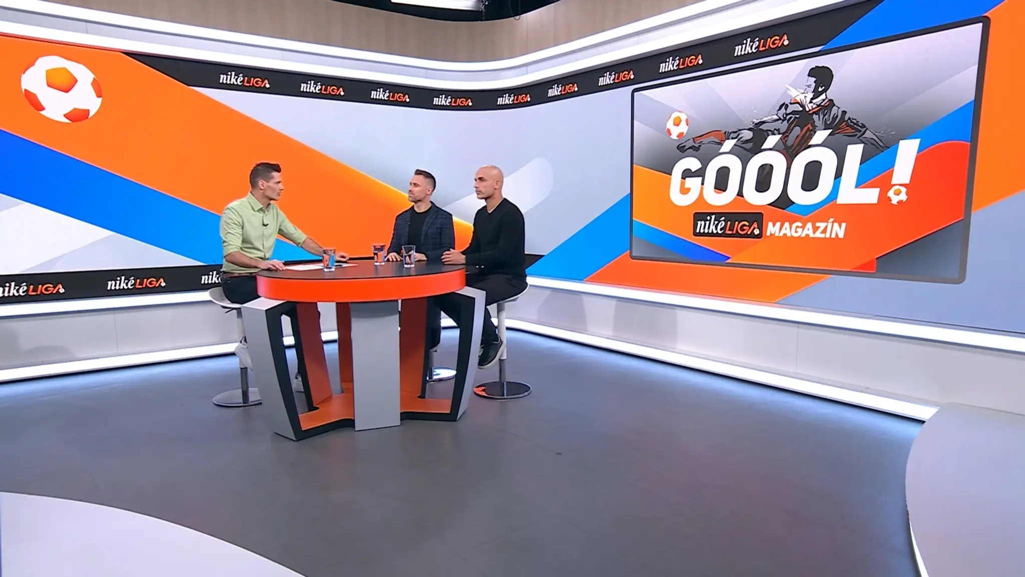 Moderátor Marián Tomčák a futbaloví experti Stanislav Angelovič s Jurajom Piroskom.