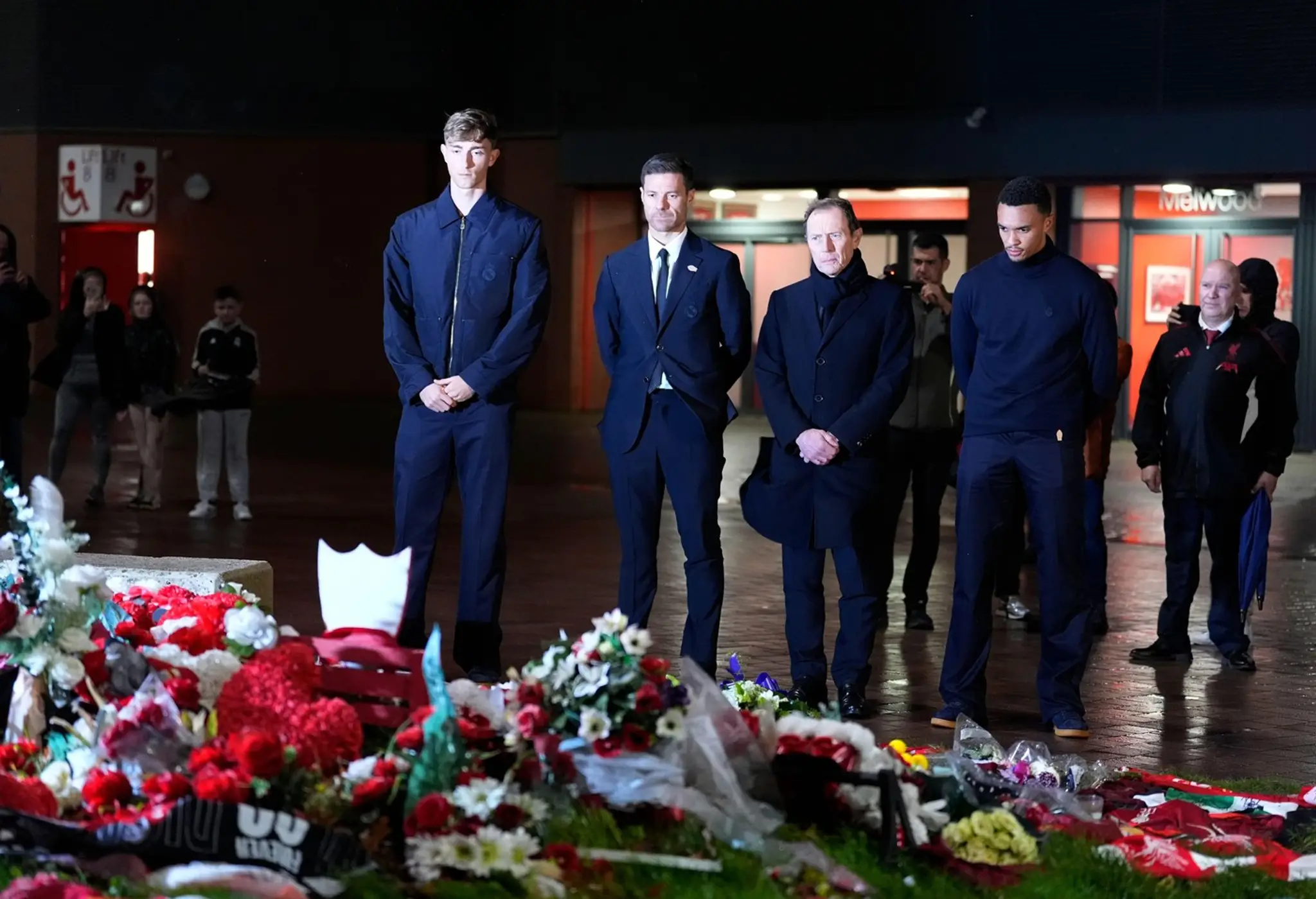 Hráči a predstavitelia Realu Madrid si uctili Dioga Jotu.