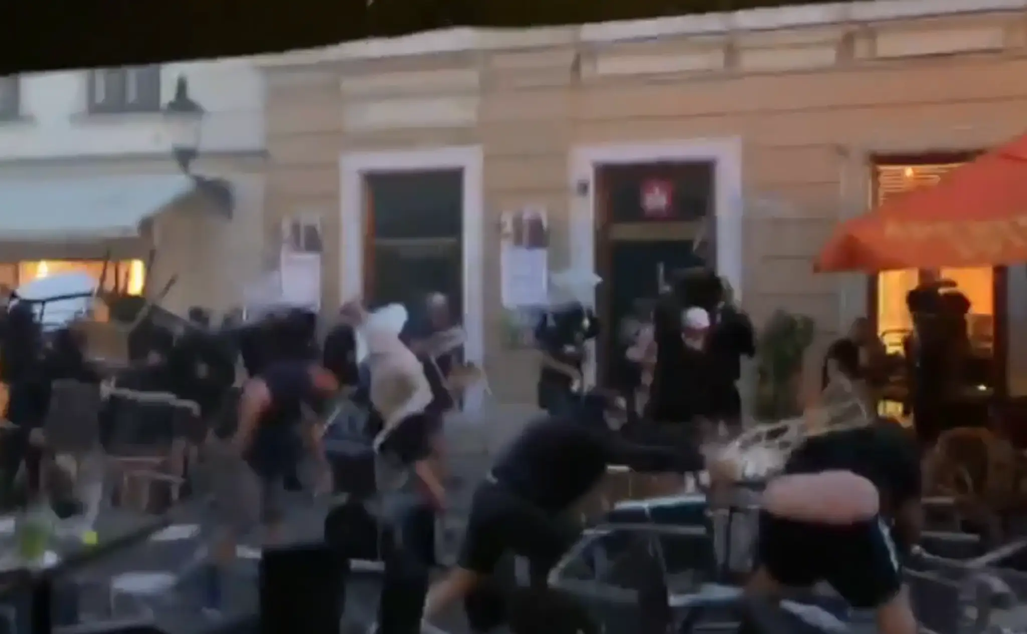 Hasič vyslobodzuje psa.