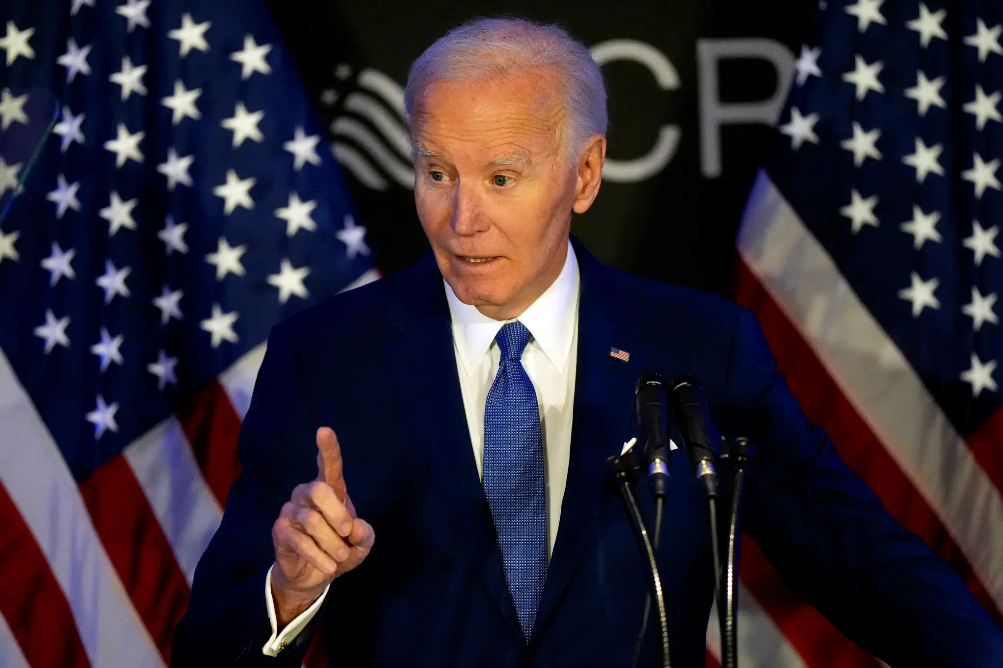 Bývalý americký prezident Joe Biden gestikuluje počas svojho prvého väčšieho prejavu po odchode z Bieleho domu.