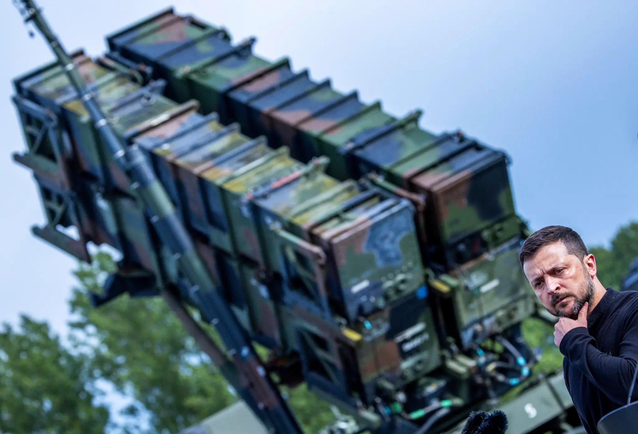 Volodymyr Zelenskyj stojí pred raketovým systémom protivzdušnej obrany Patriot počas návštevy vojenského výcvikového priestoru v Nemecku.