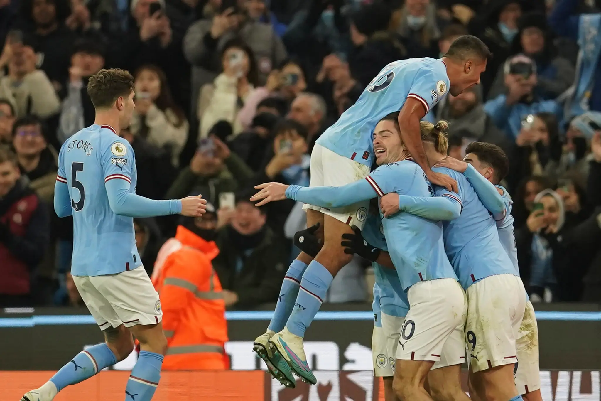 Hráči Manchesteru City oslavujú gól proti Tottenhamu.