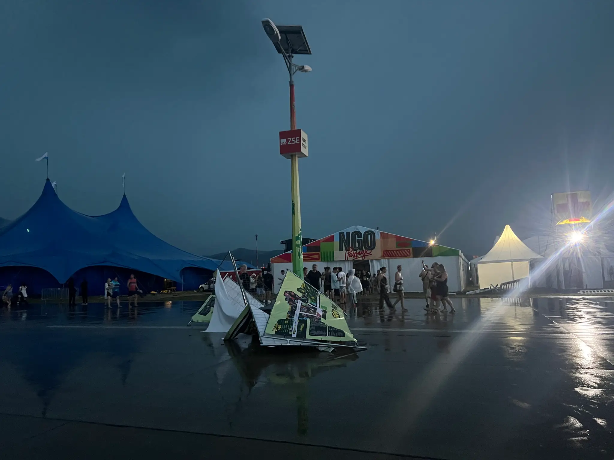 Búrka zasiahla areál festivalu Pohoda v Trenčíne.