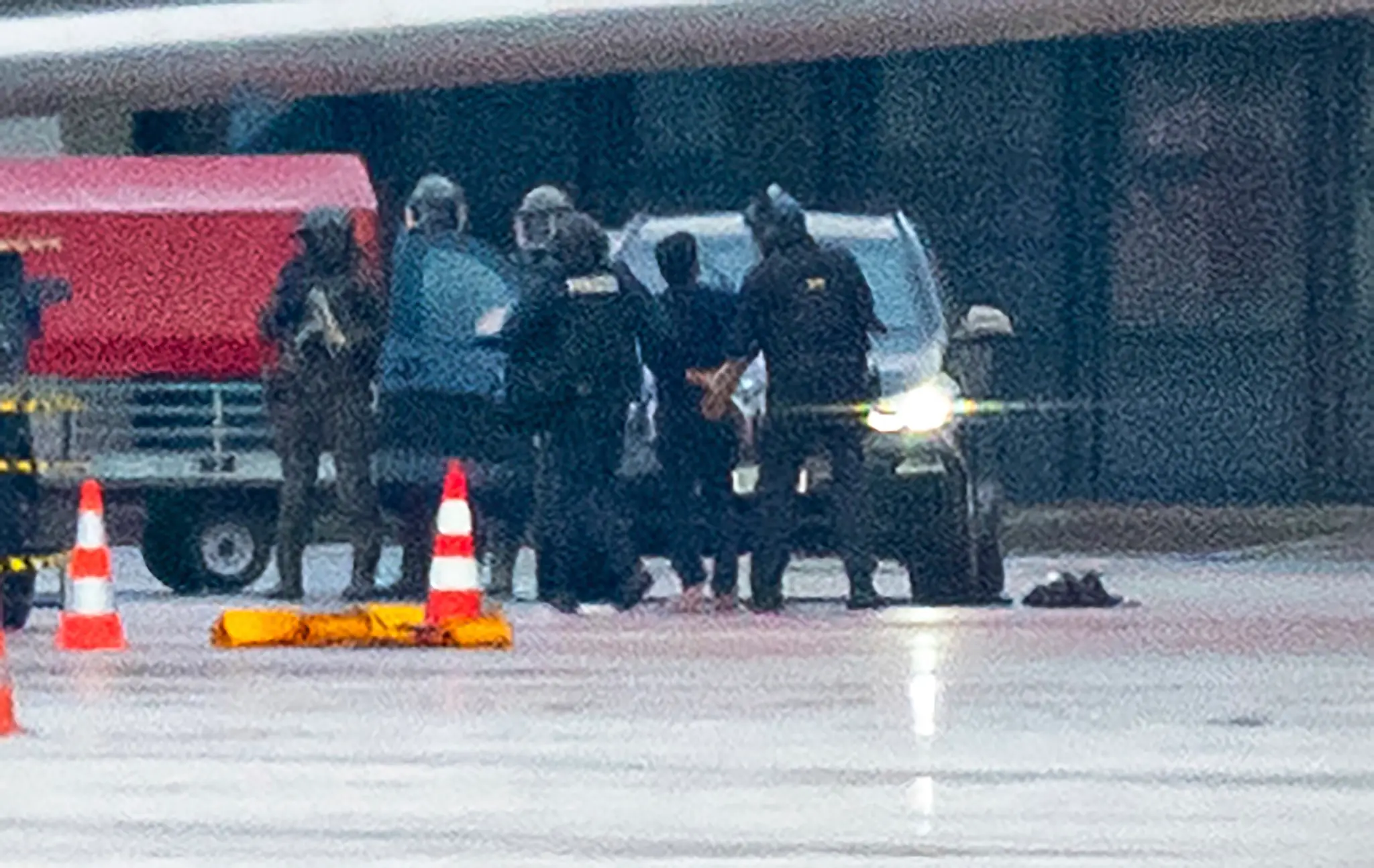 Rukojemnícka dráma na letisku v Hamburgu.