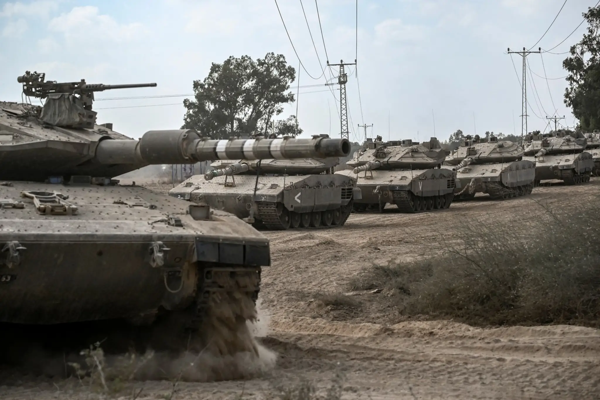 Izraelské tanky Merkava pri hraniciach s pásmom Gazy.