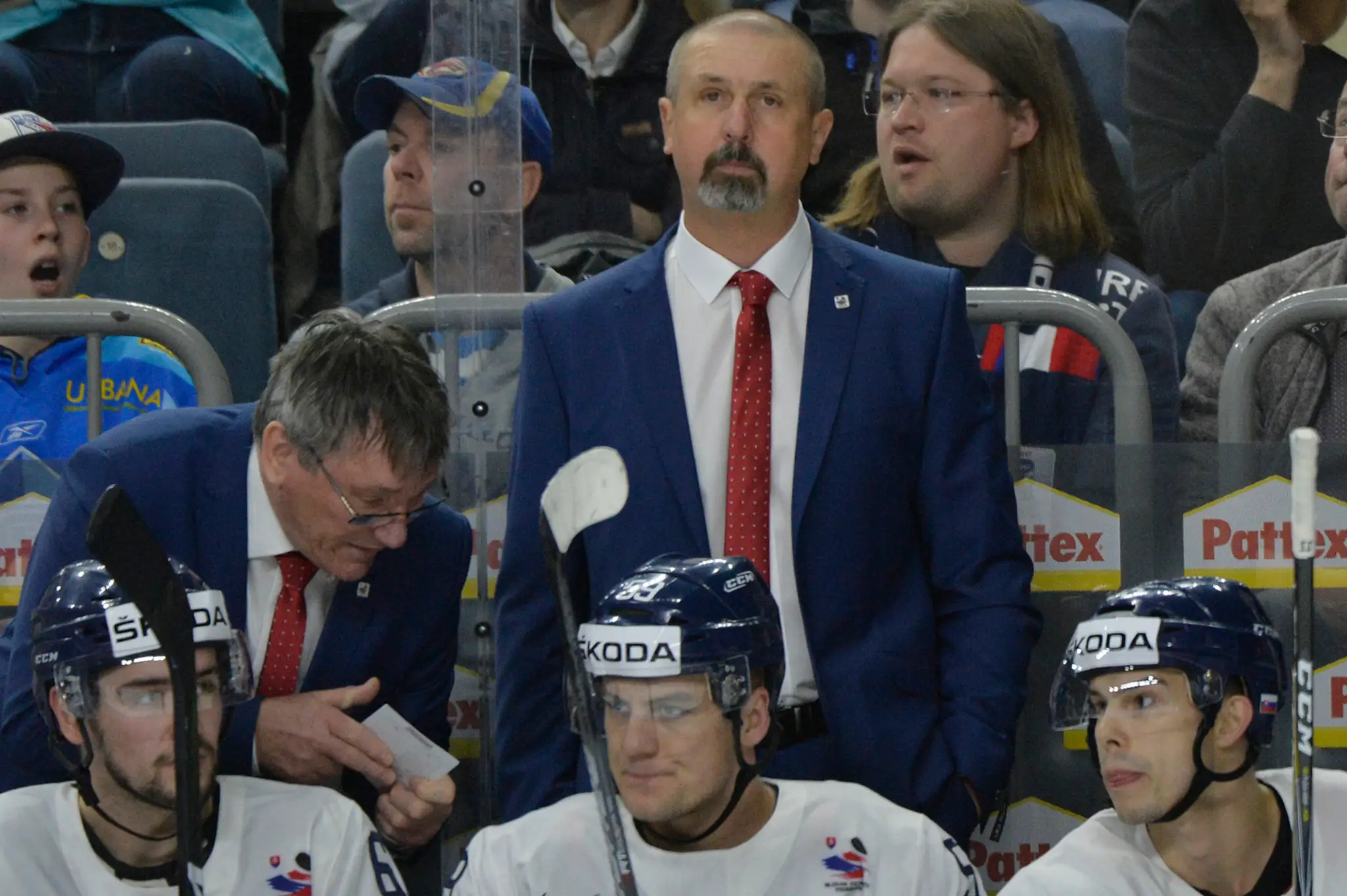 Na snímke tréner slovenskej reprezentácie Zdeno Cíger a jeho asistent Miroslav Miklošovič.