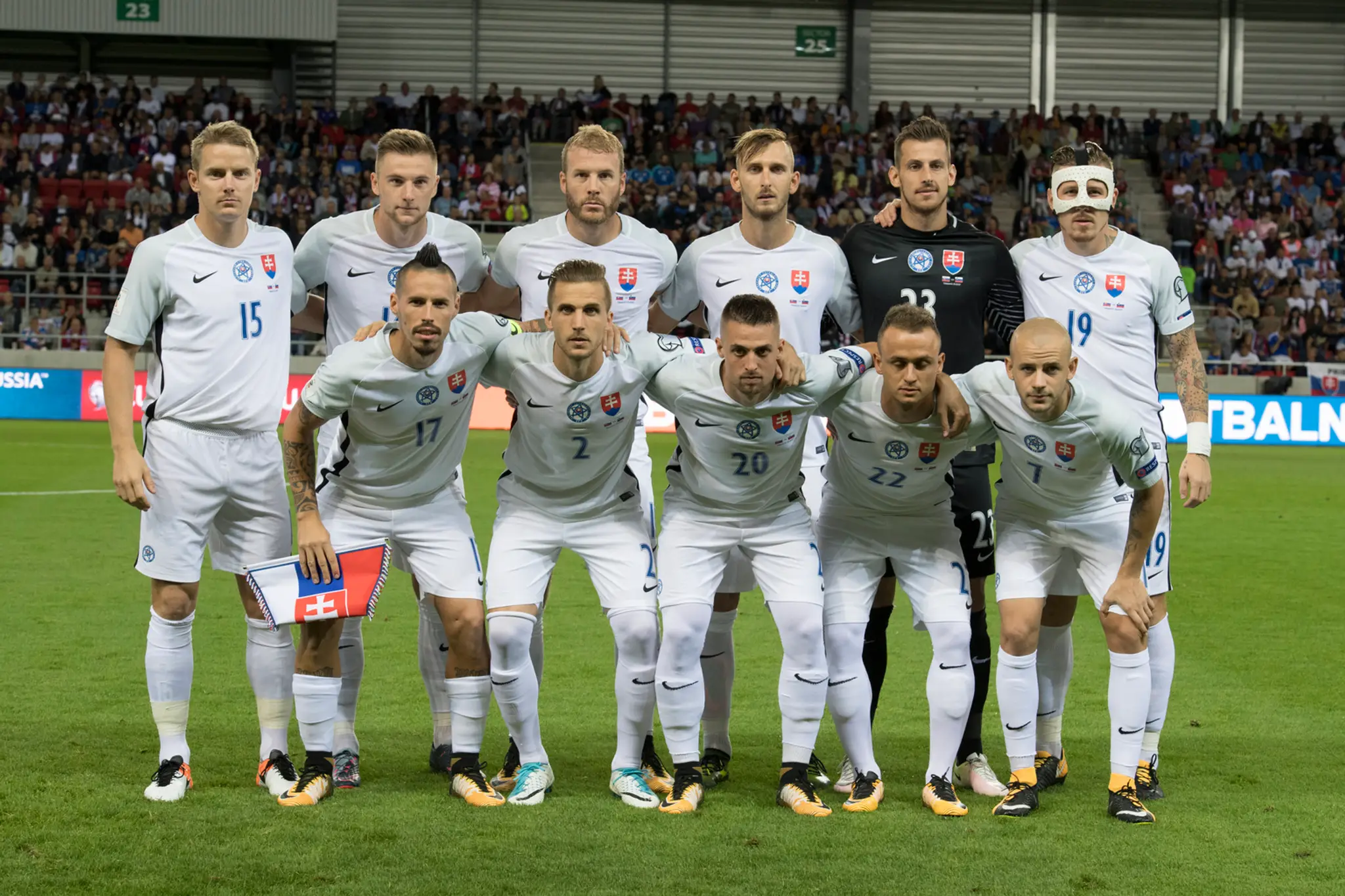 Na snímke futbalisti Slovenska počas spoločnej fotografie pred kvalifikačným zápasom so Slovinskom.