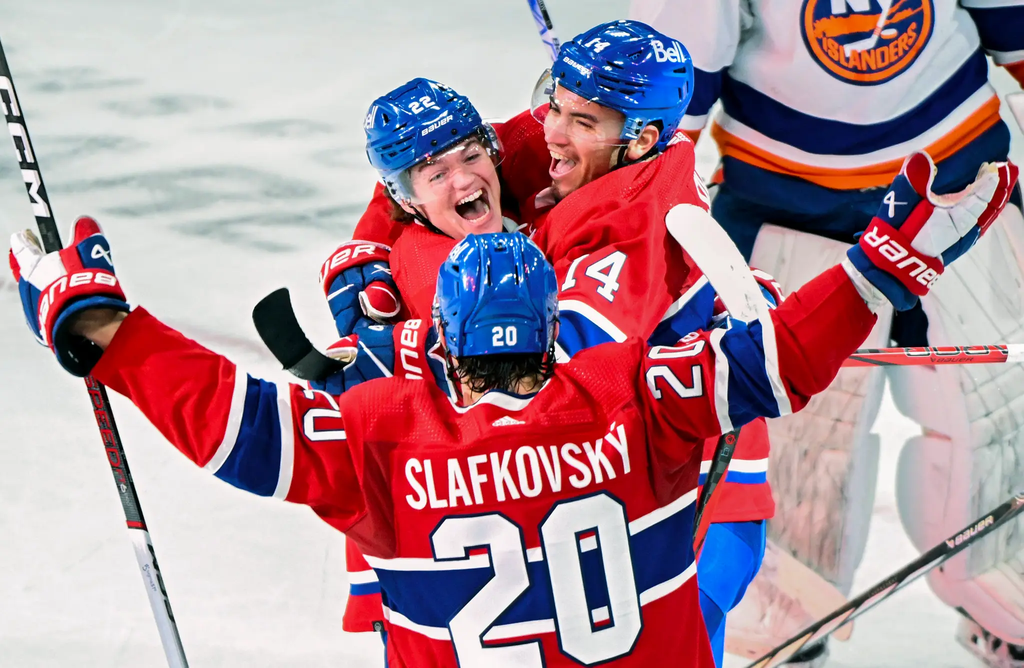Cole Caufield (v strede), Nick Suzuki a Juraj Slafkovský oslavujú gól.