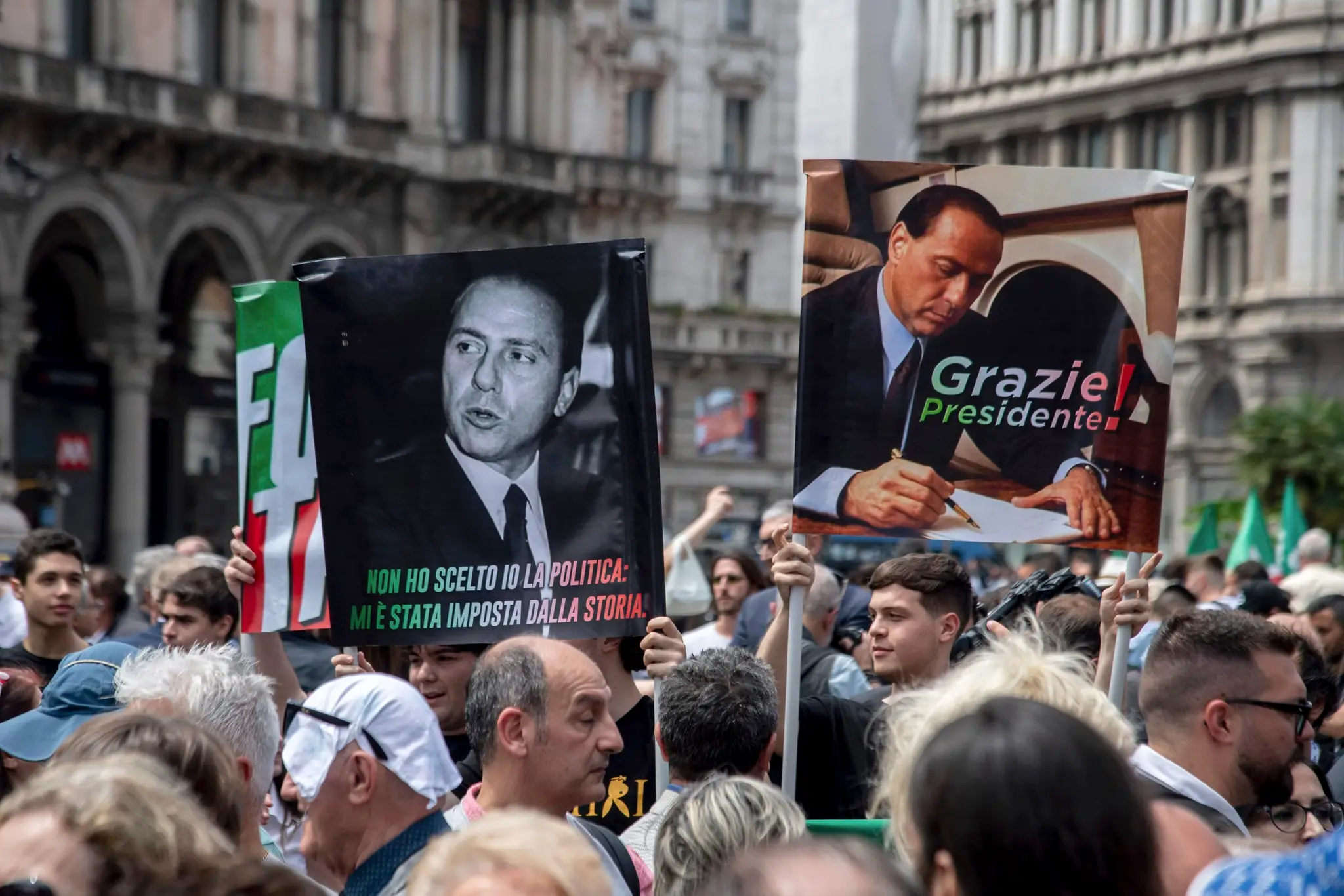 Dav ľudí na pohrebe Silvia Berlusconiho.