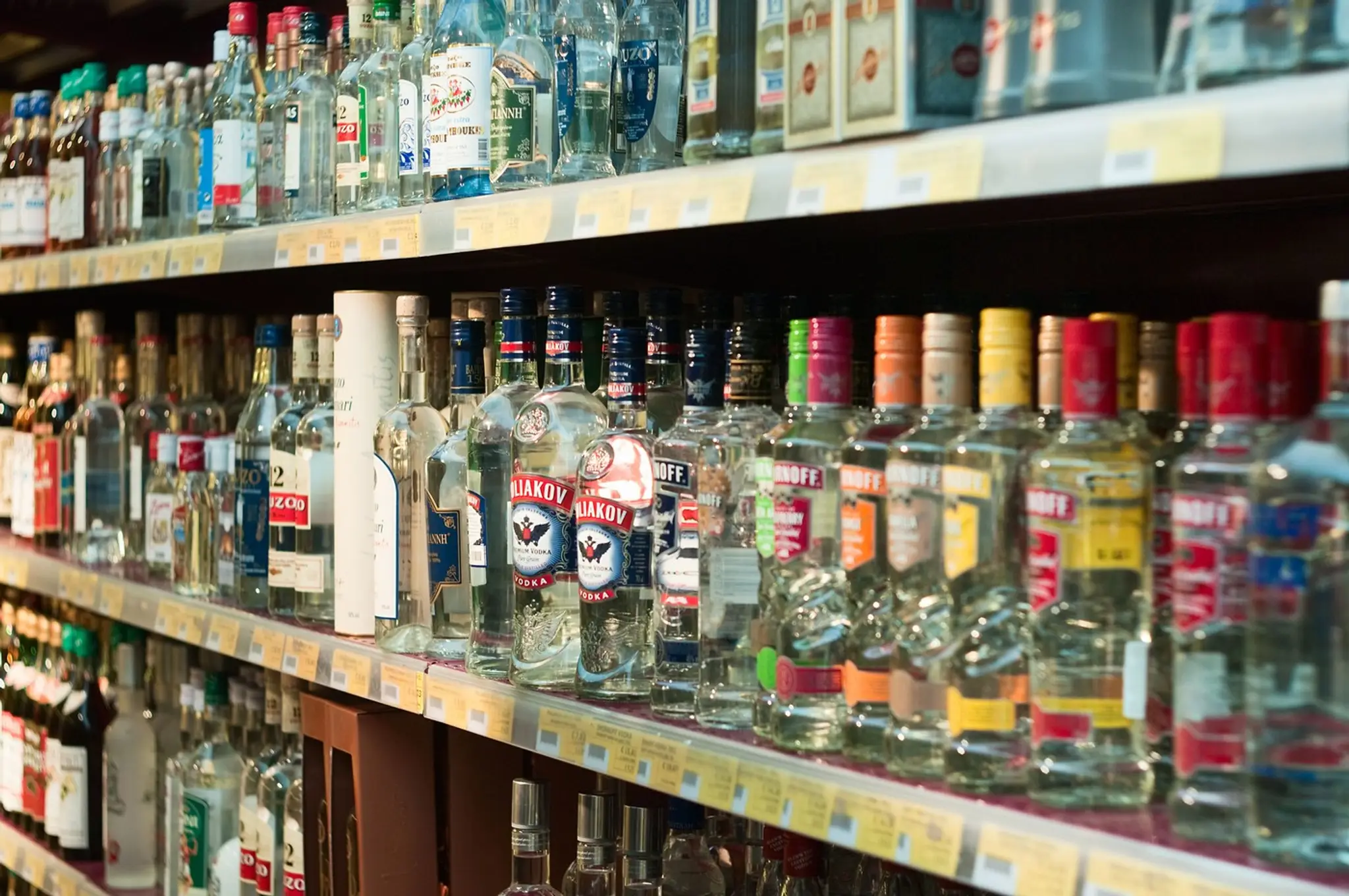 Na snímke je regál s alkoholom 