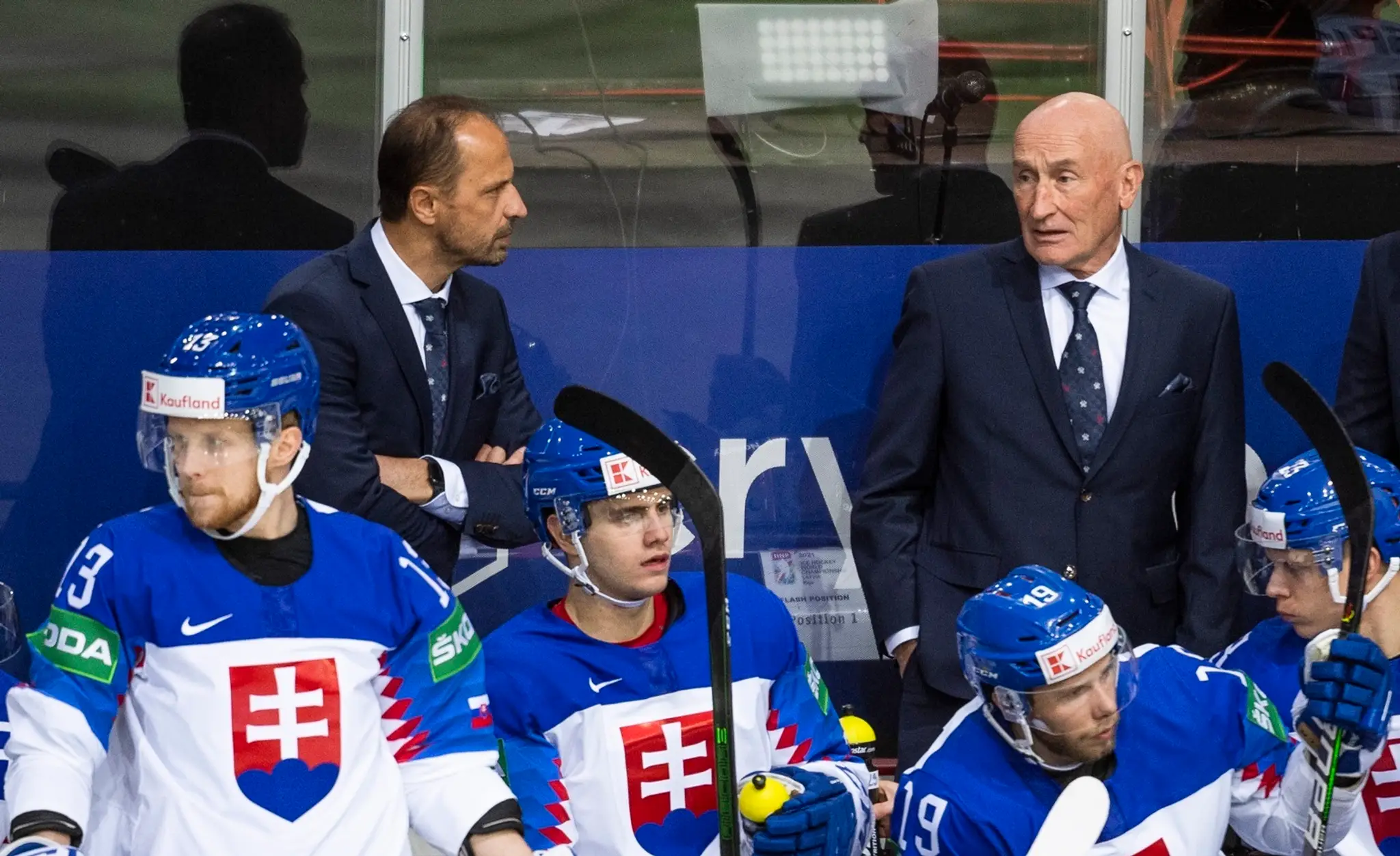 Na snímke slovenská striedačka, vpravo v pozadí hlavný tréner Craig Ramsay a jeho asistent Ján Pardavý (vpravo).