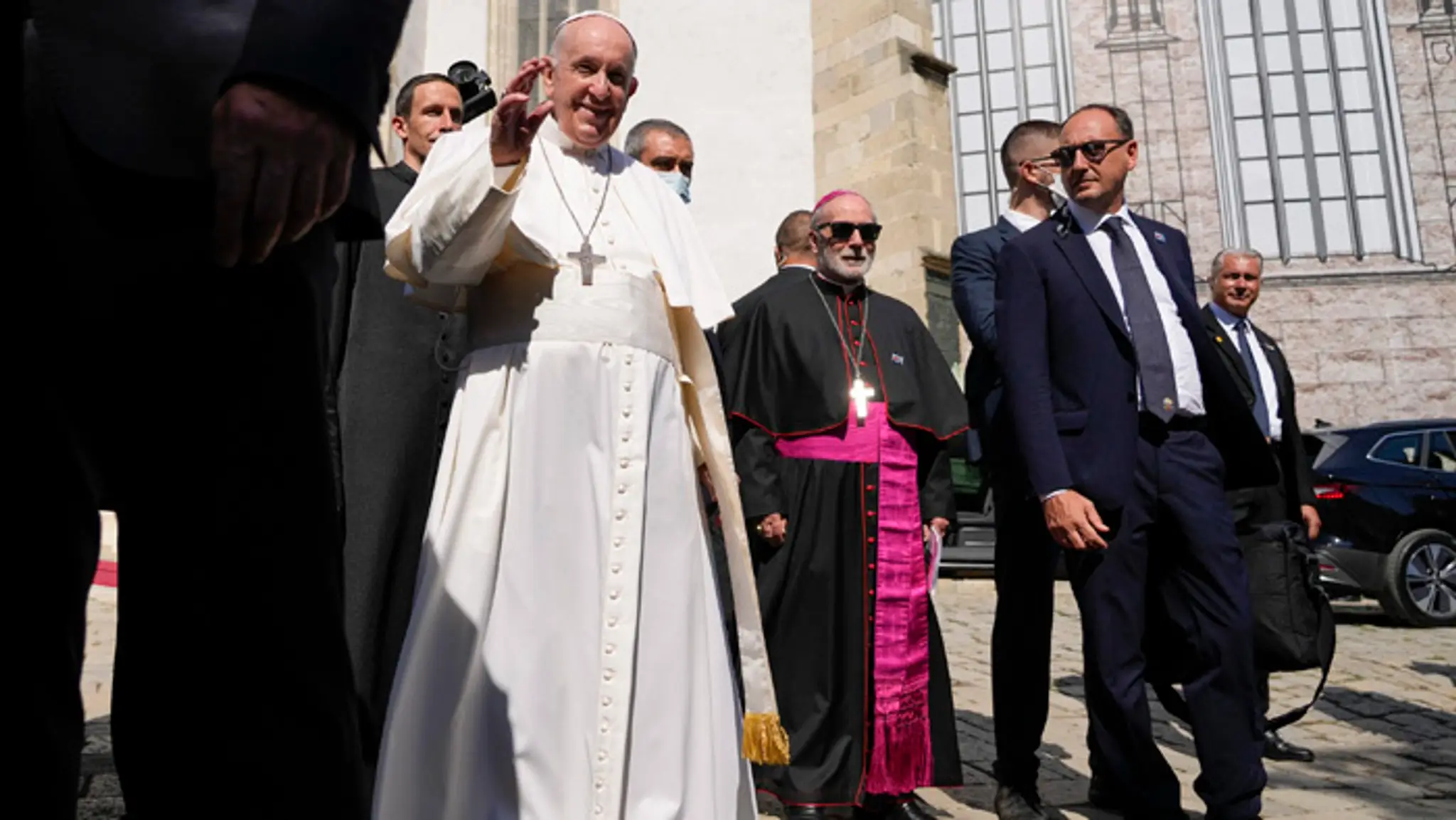 Pápež František pred Dómom sv. Martina, v pozadí apoštolský nuncius Giacomo Guido Ottonello.