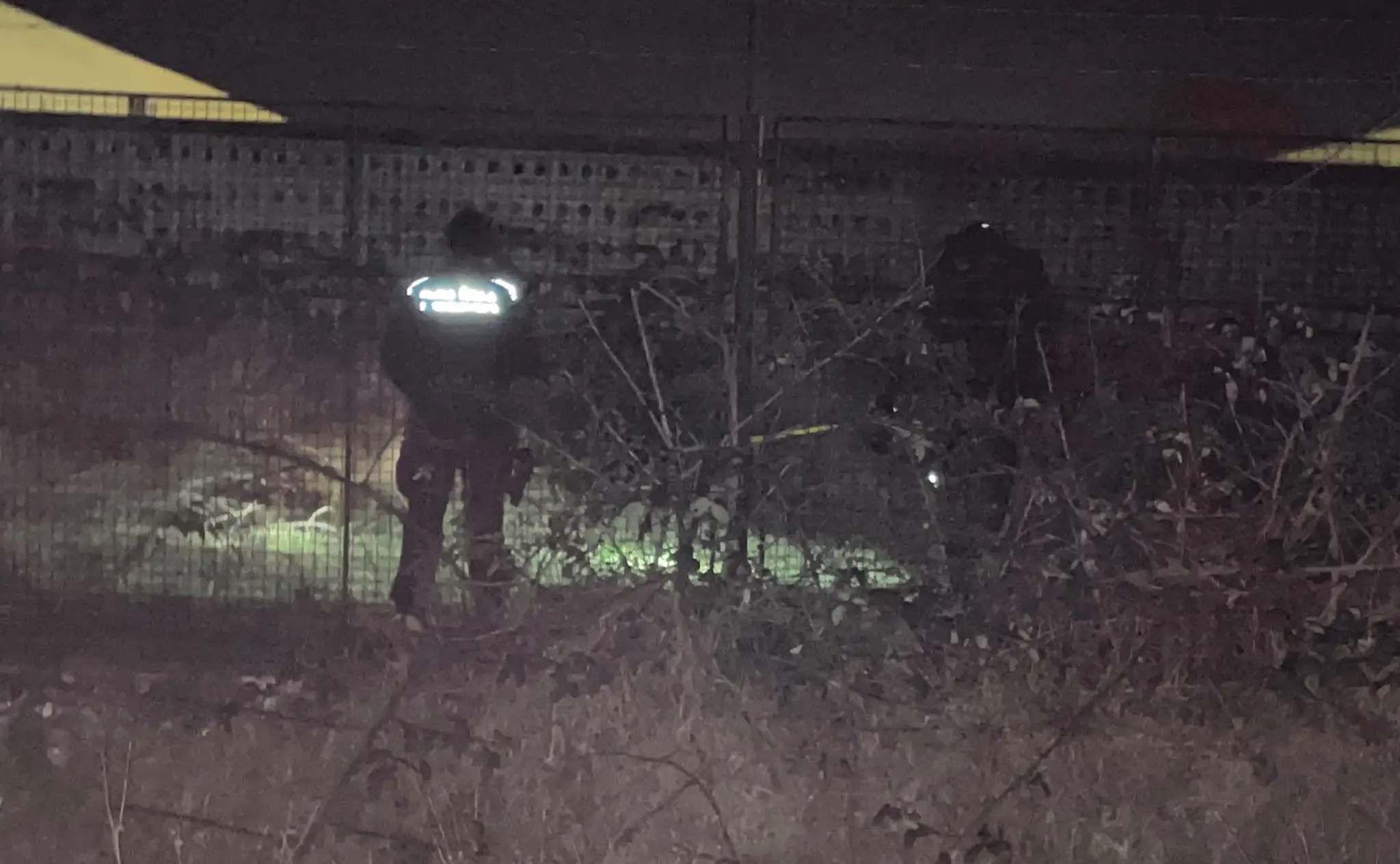 Krátko po udalosti policajti prehľadávali okolie miesta streľby.