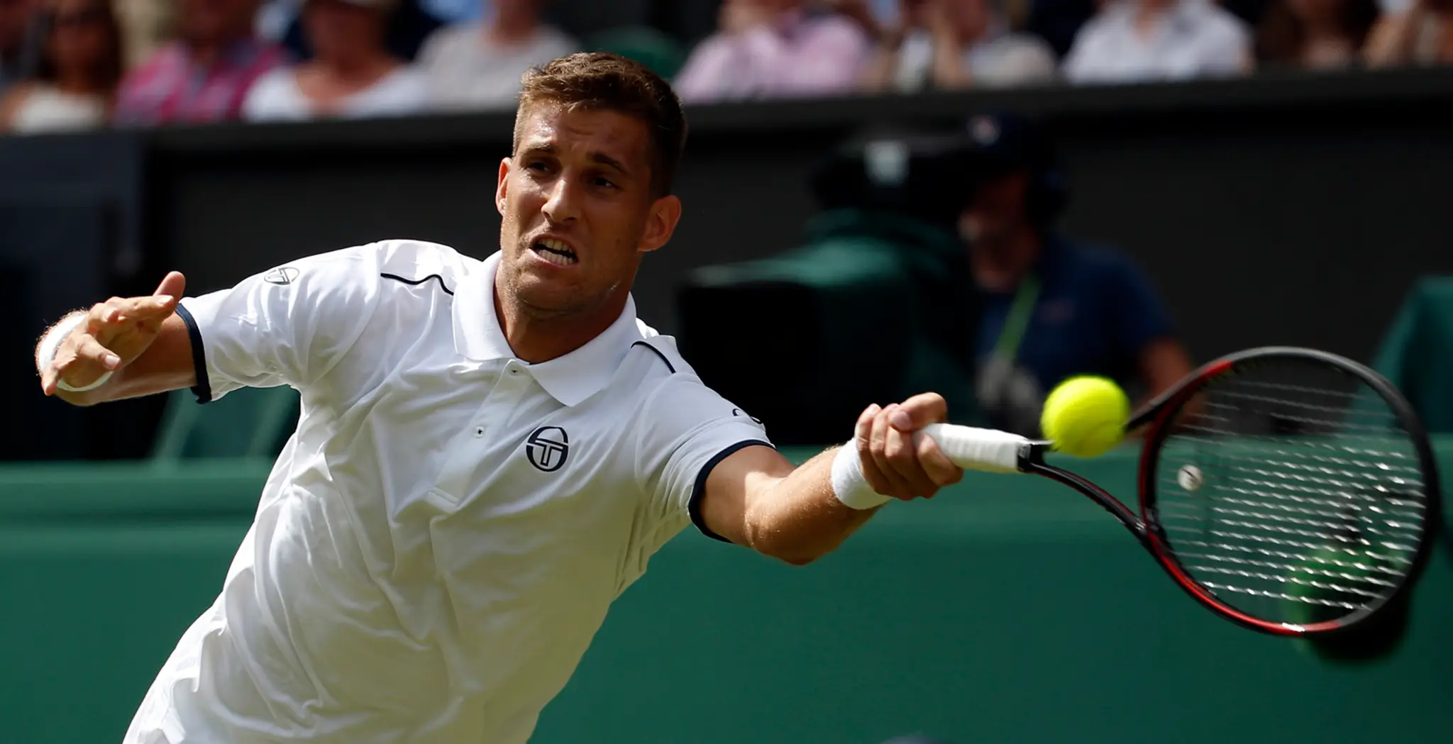 Slovenský tenista Martin Kližan odvracia loptičku Srbovi Novakovi Djokovičovi v 1. kole na turnaji vo Wimbledone.