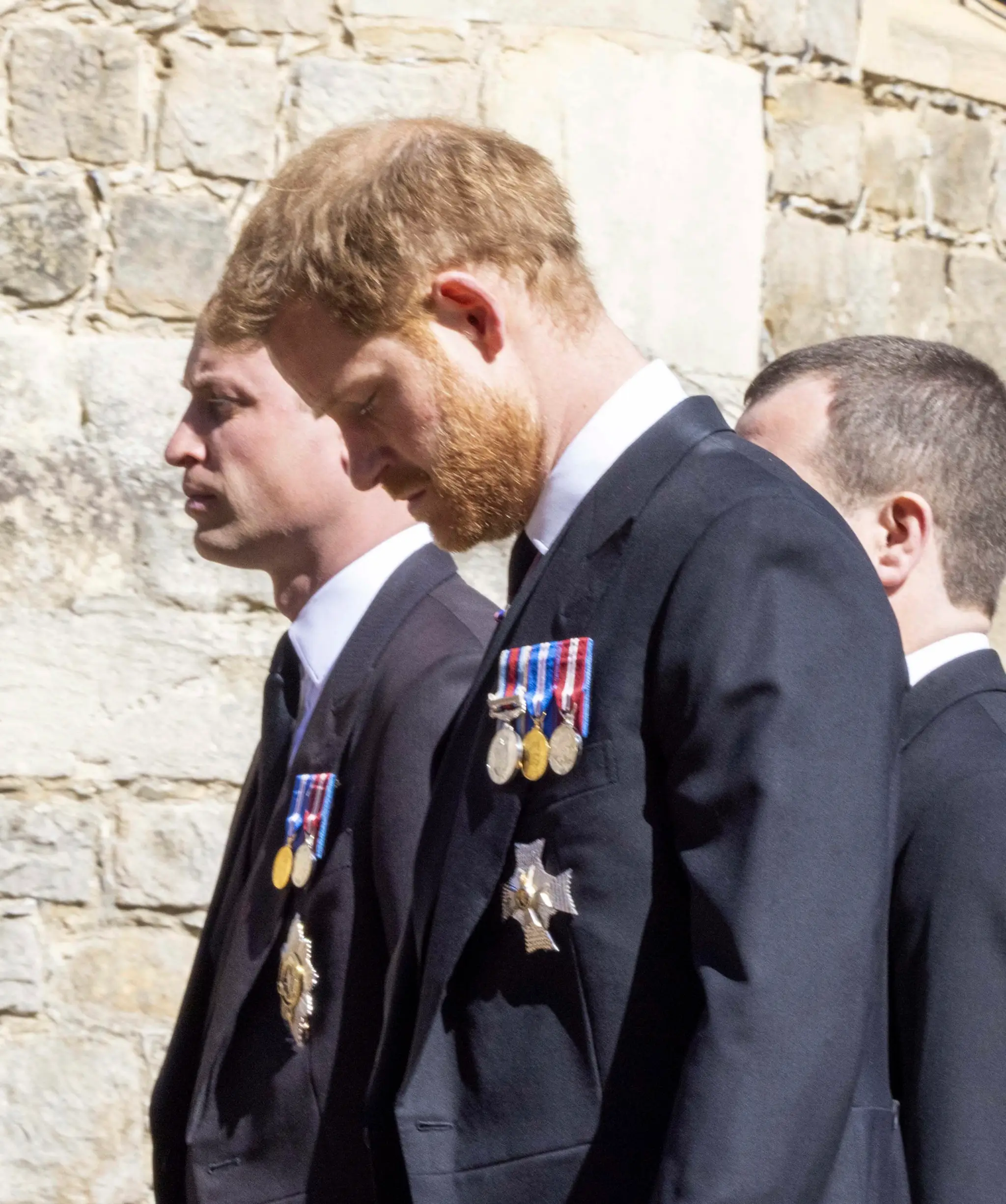 Princovia William a Harry v smútočnom sprievode