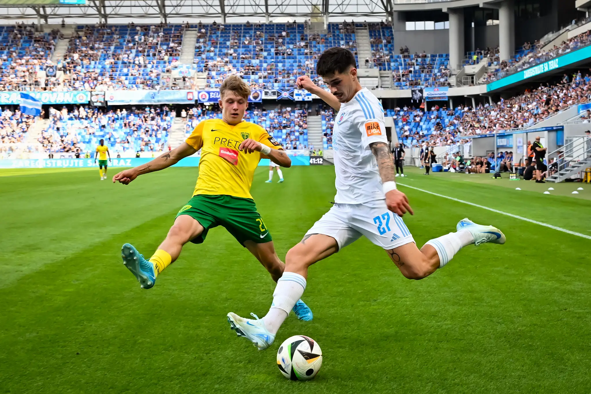 Na snímke zľava Timotej Hranica (MŠK Žilina) a Matúš Vojtko (ŠK Slovan Bratislava) 