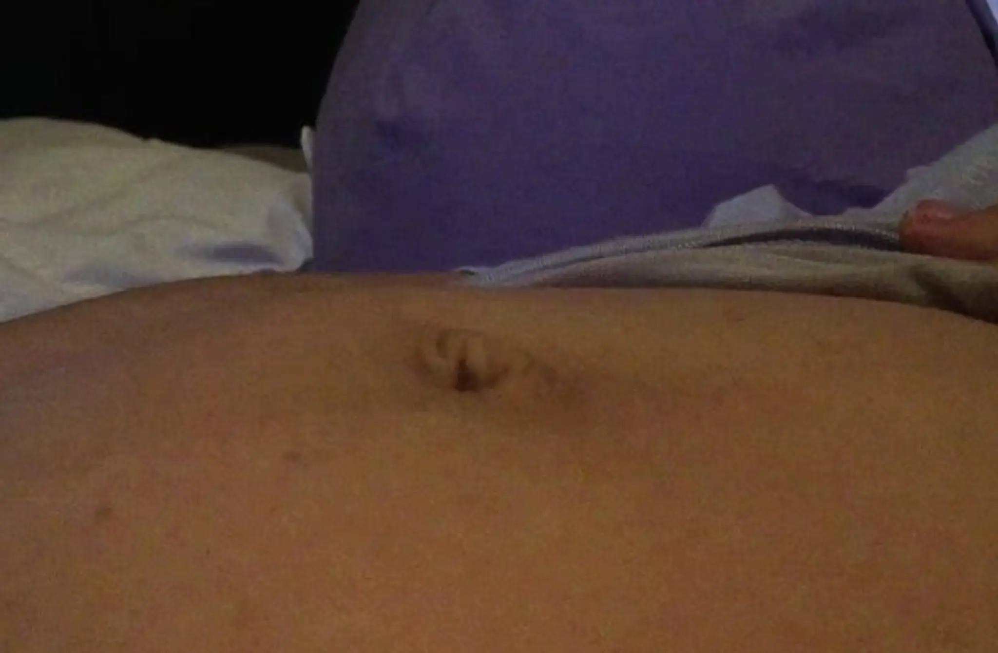 34FFD0BA00000578-3628872-Step_1_The_mum_to_be_s_belly_button_appears_normal_here_before_s-a-30_1465287884952.jpg