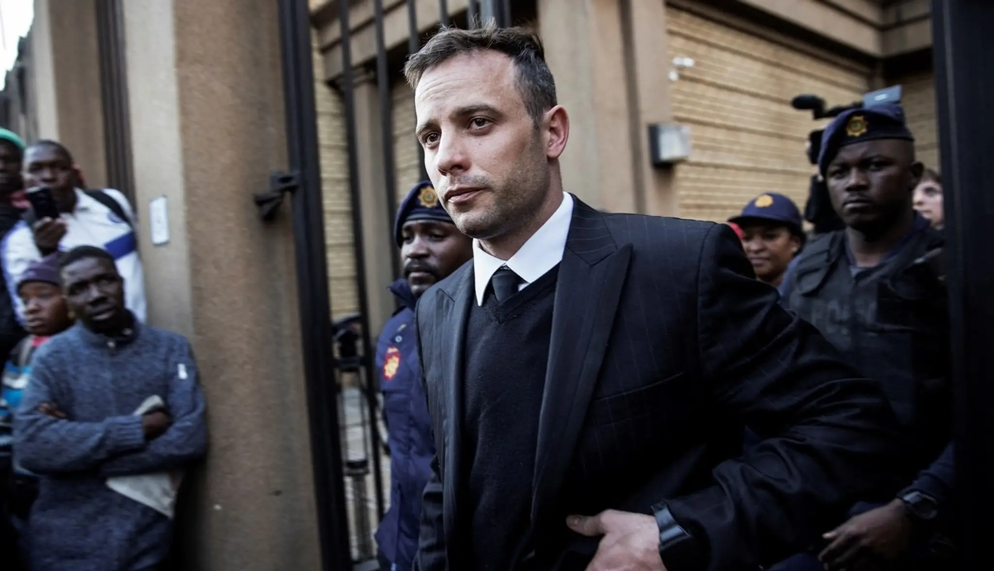 Oscar Pistorius pred budovou súdu na archívnej snímke z roku 2016.
