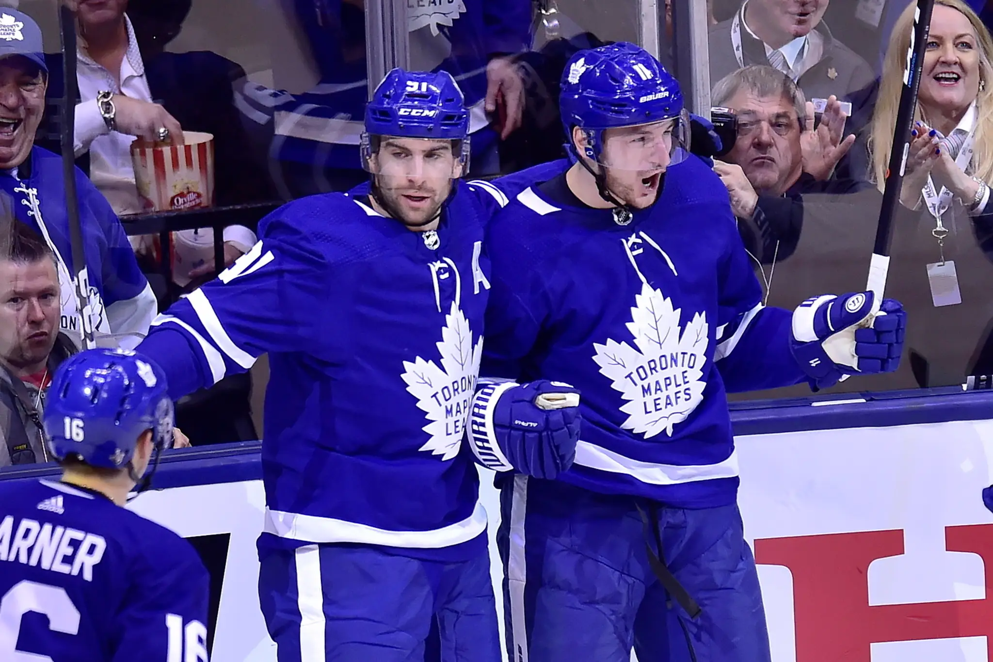 Zľava William Nylander, Travis Dermott a Jake Gardiner z Toronta oslavujú gól v 1. kole play off proti Bostonu.