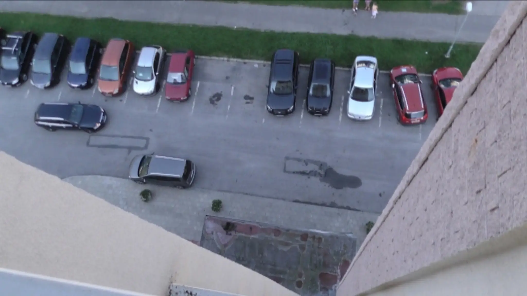 Ročnému Radkovi zachránil život prístrešok nad vchodom.
