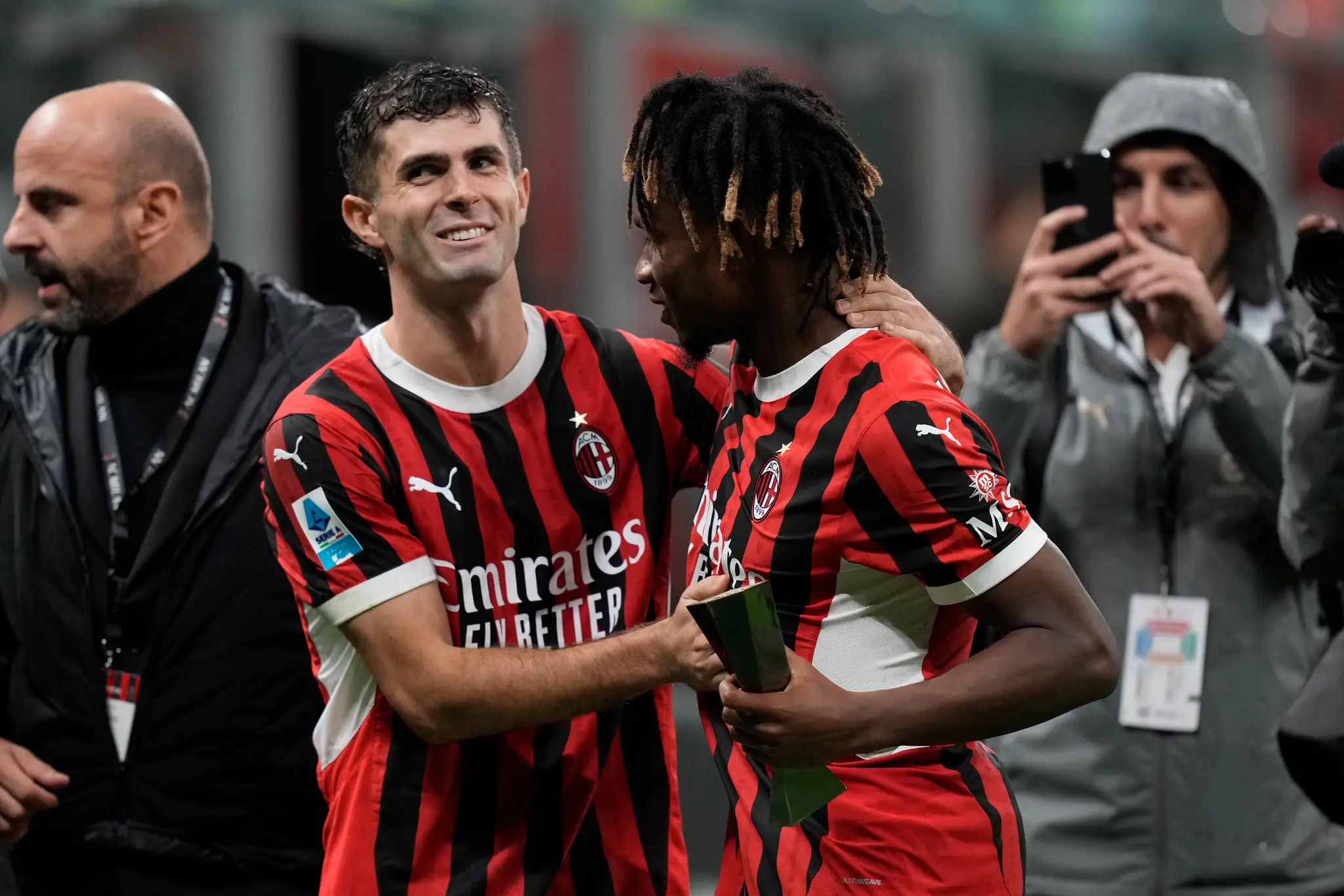 Futbalisti AC Miláno Samuel Chukwueze (druhý sprava) a Christian Pulišič sa tešia z výhry.