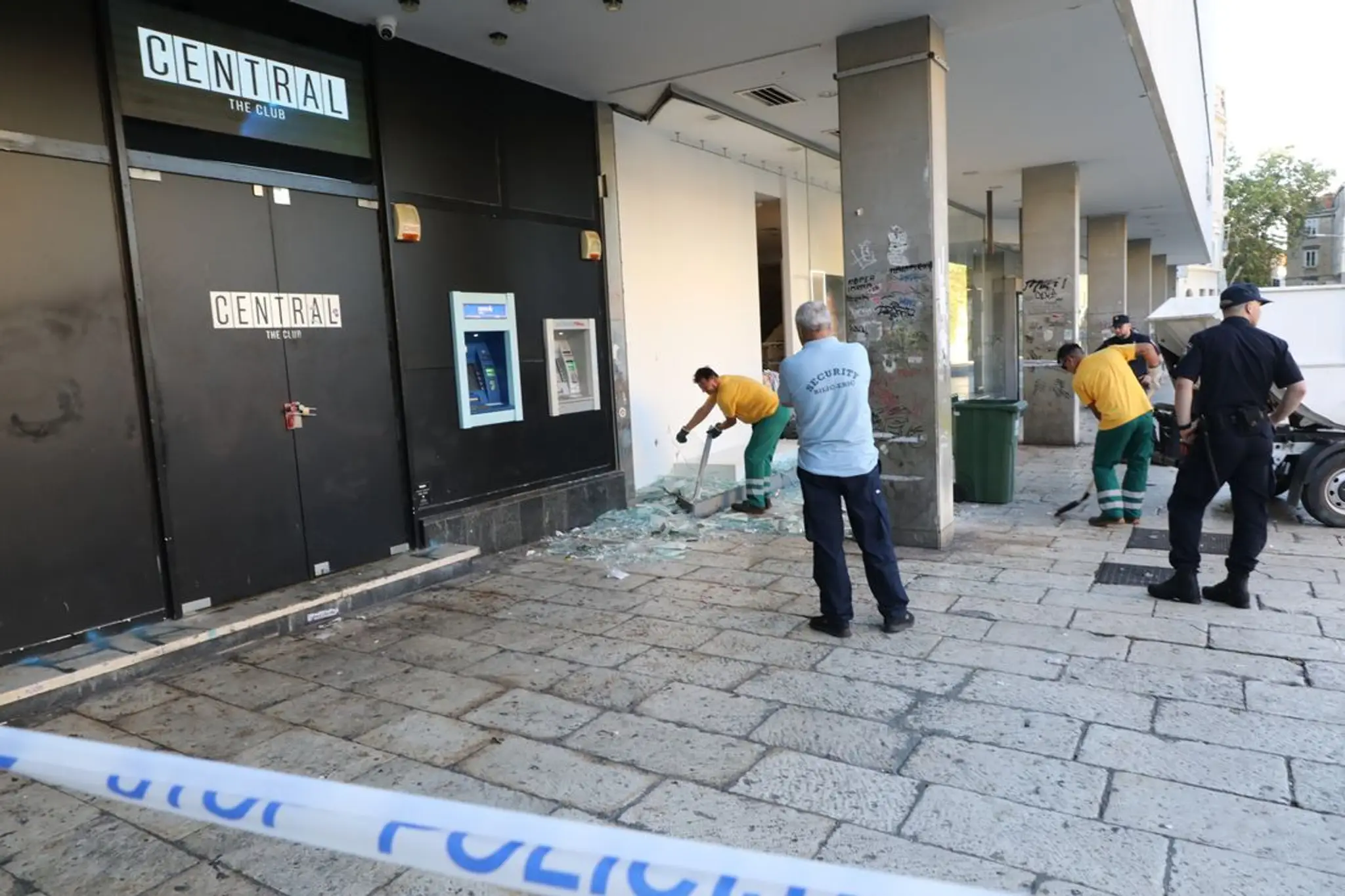 Rozbité sklo pred nočným klubom v Splite.