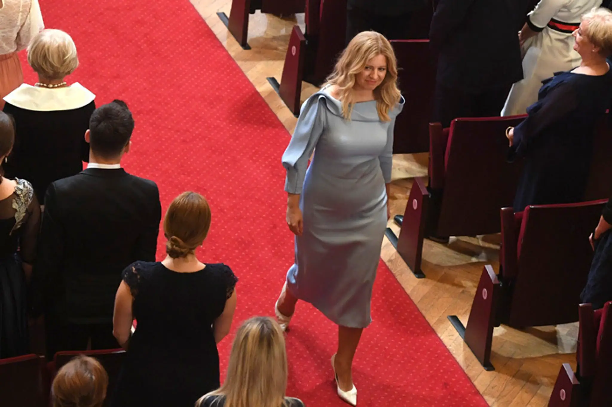 Zuzana Čaputová pred zložením sľubu, v pozadí Andrej Kiska.