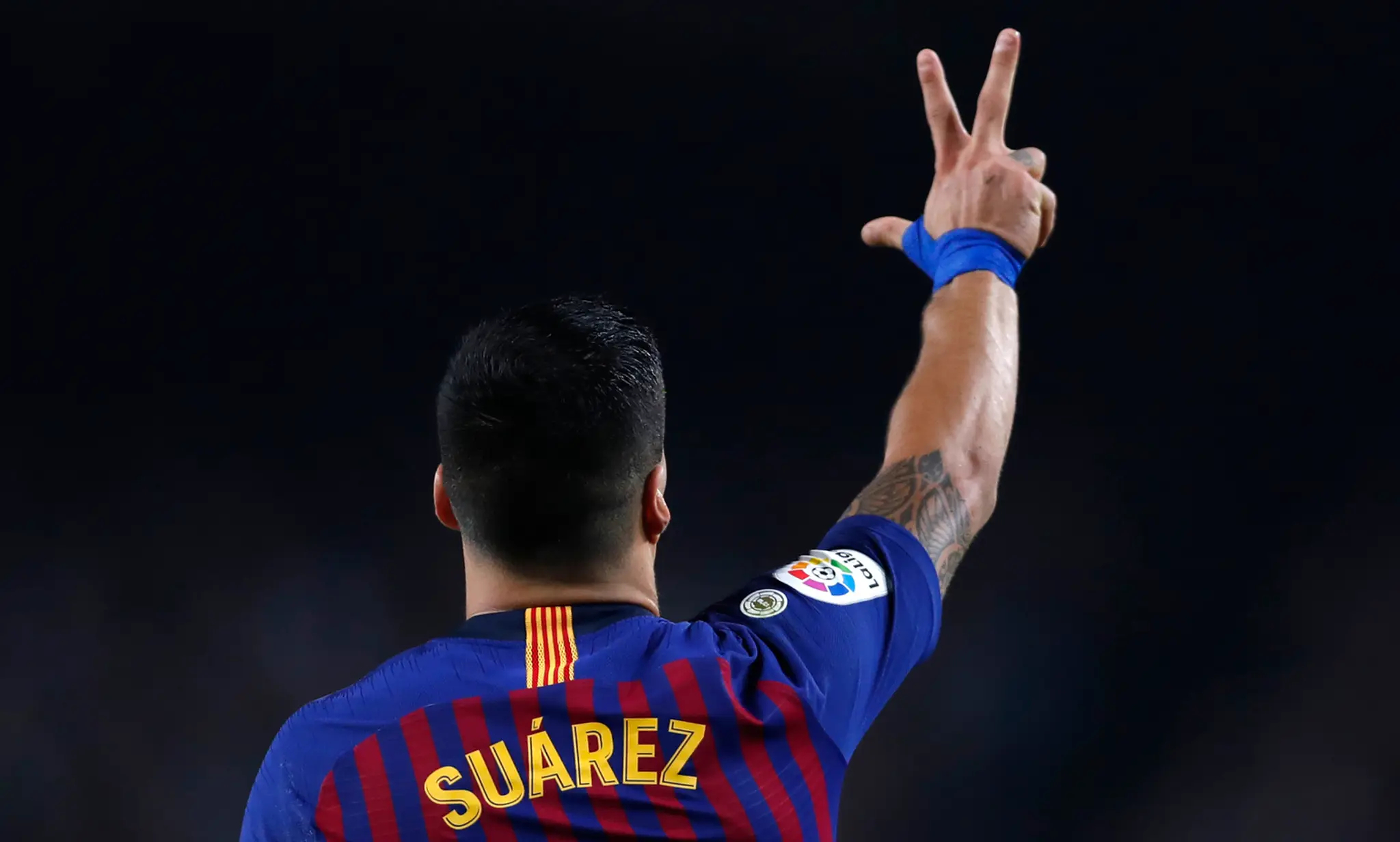 Luis Suárez z Barcelony oslavuje gól.