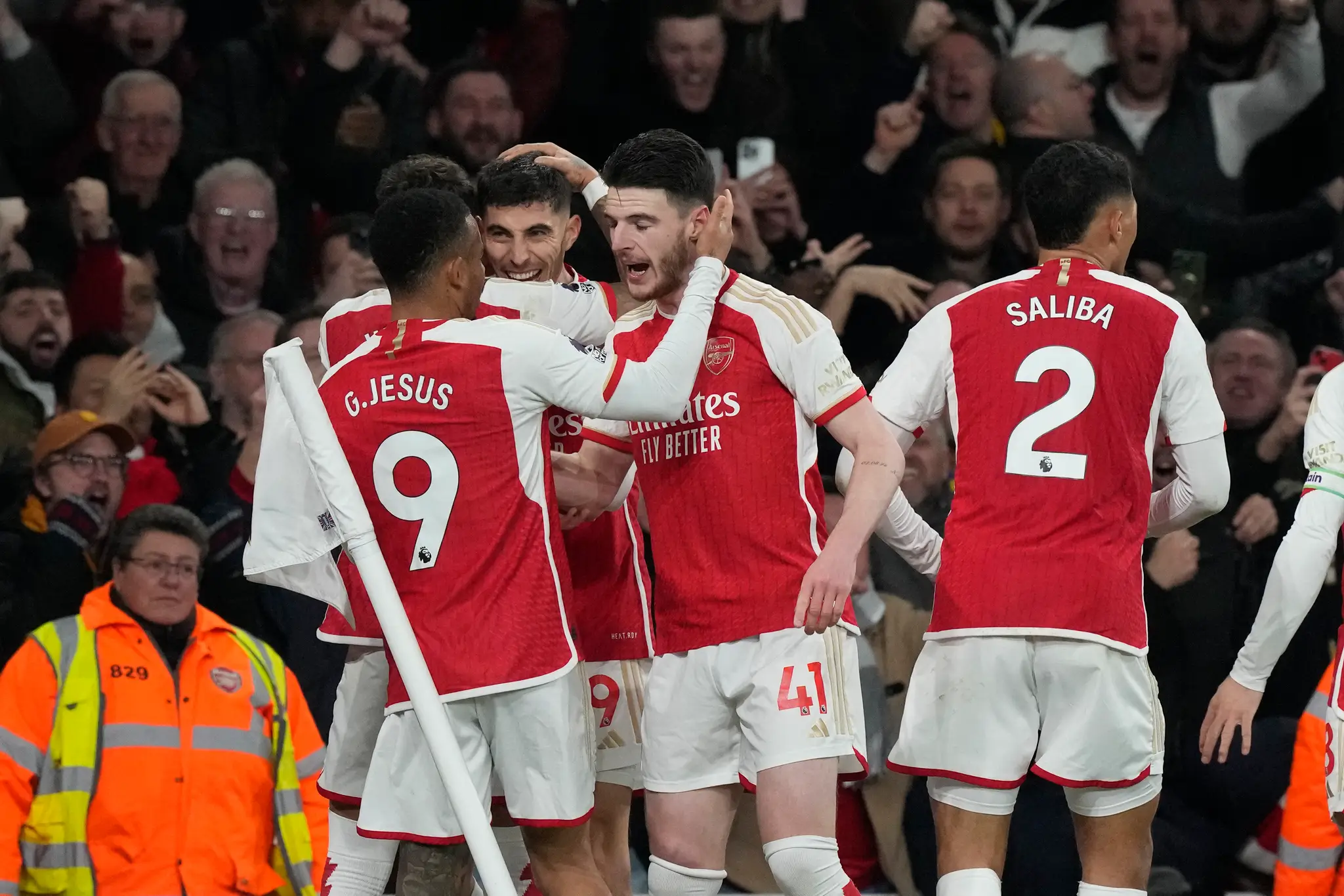 Futbalista Arsenalu Kai Havertz (druhý zľava) sa teší so spoluhráčmi po strelení víťazného gólu
