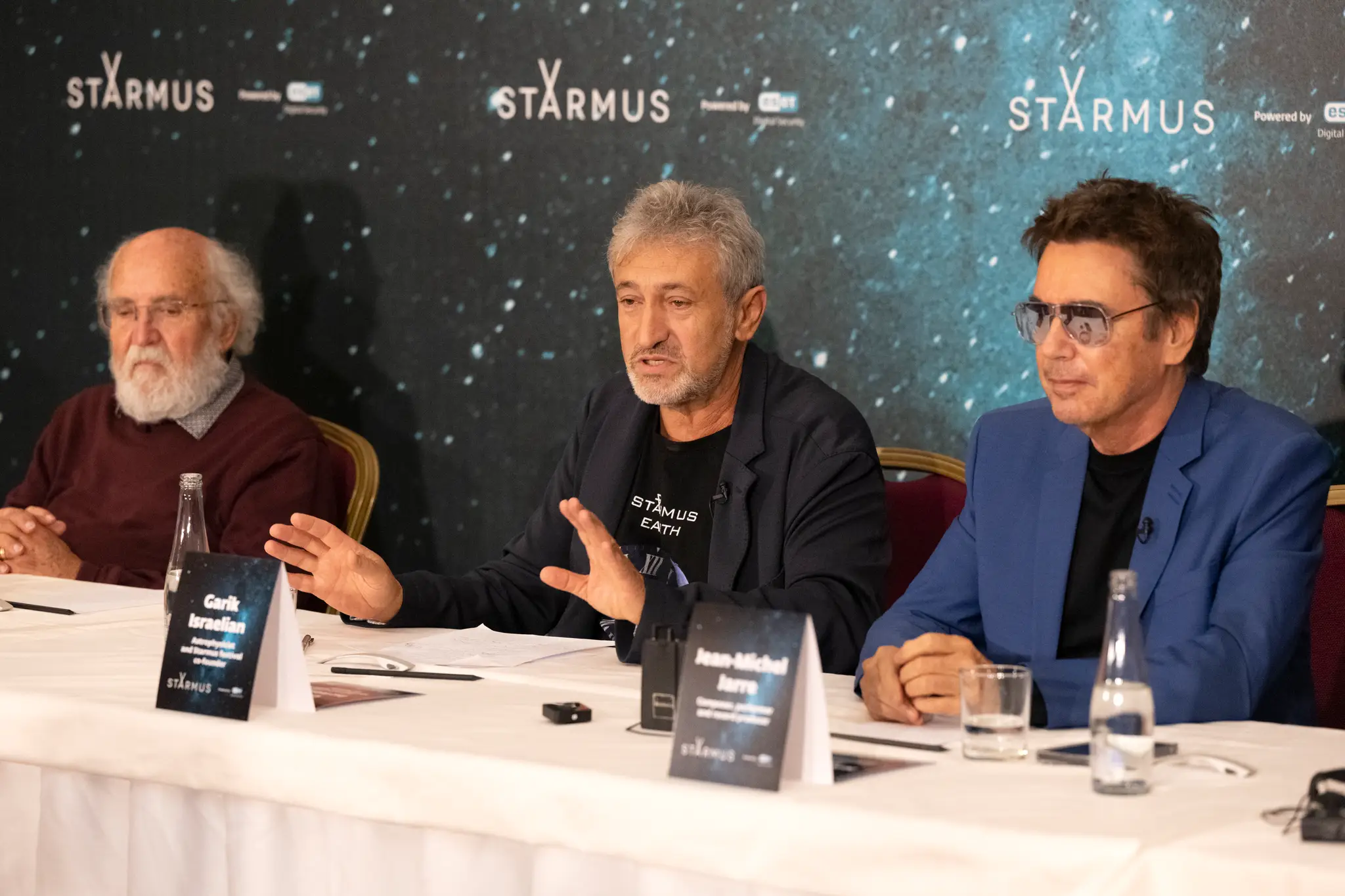 Na snímke zľava laureát Nobelovej ceny za fyziku Michel Mayor, spoluzakladateľ festivalu Garik Israelian a francúzsky hudobník a skladateľ Jean-Michel Jarre  počas predstavenia osobností festivalu vedy a umenia STARMUS 2024.