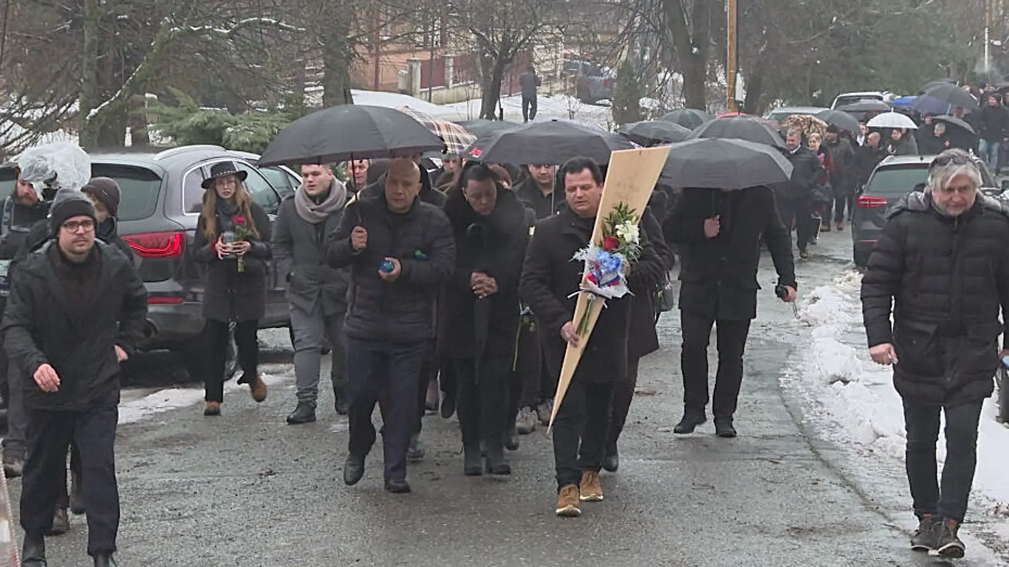 Na pohreb Varehu prišli stovky ľudí. 