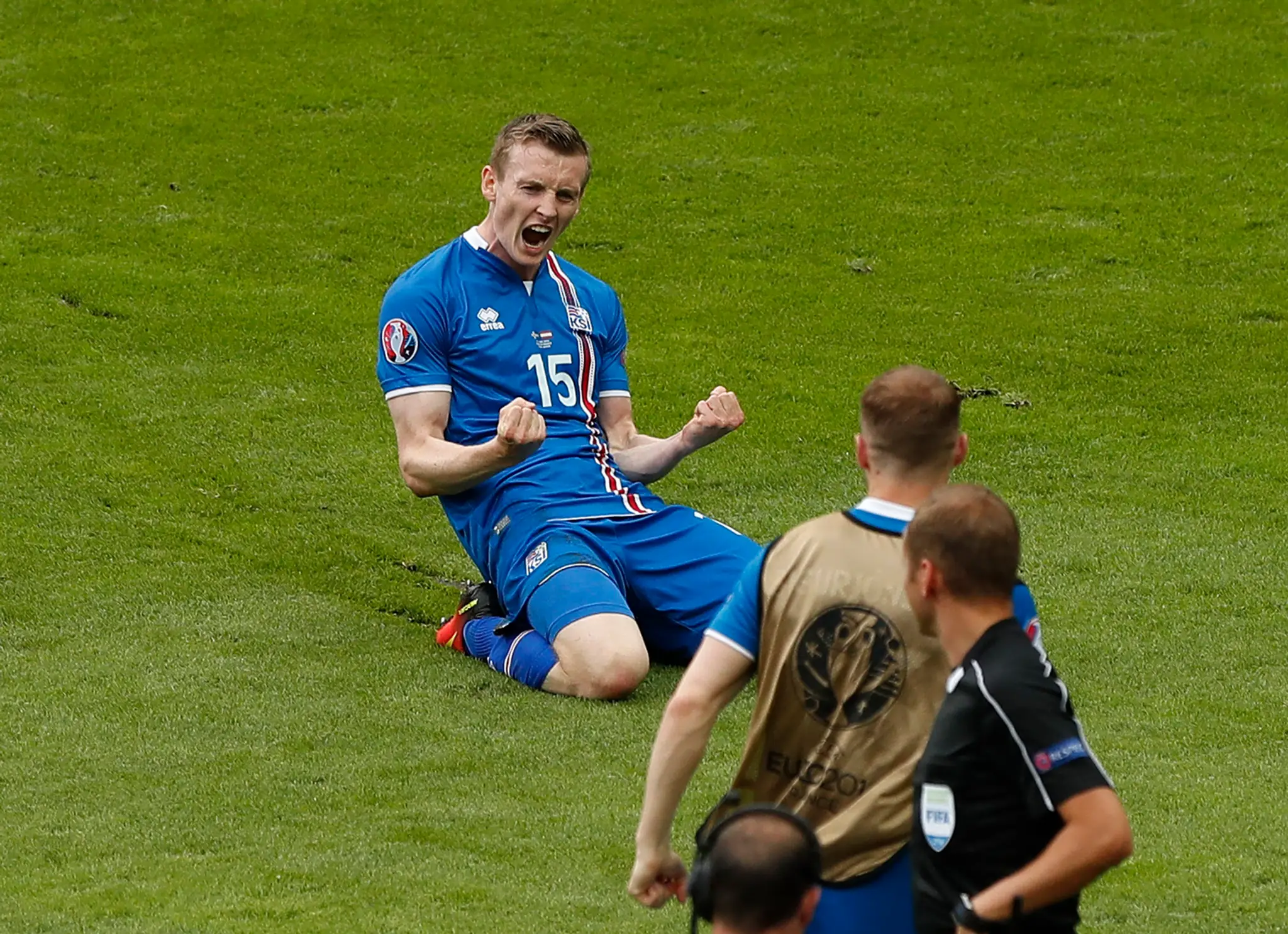 Hráč Islandu Jon Dadi Bodvarsson oslavuje svoj gól v zápase proti Rakúsku na ME.