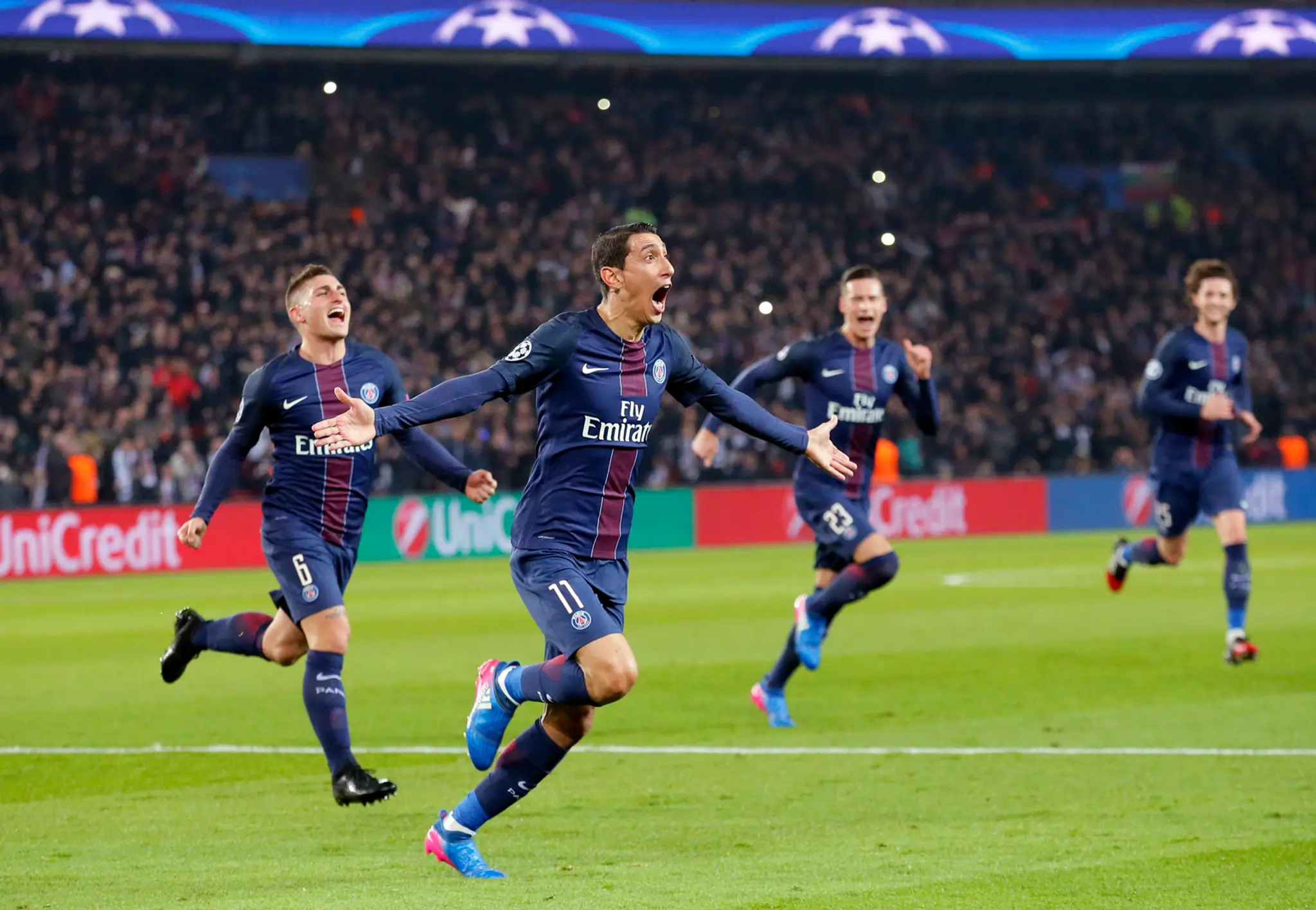 Ángel di María (druhý zľava) so spoluhráčmi z PSG jasá po góle v sieti Barcelony v osemfinále LM.