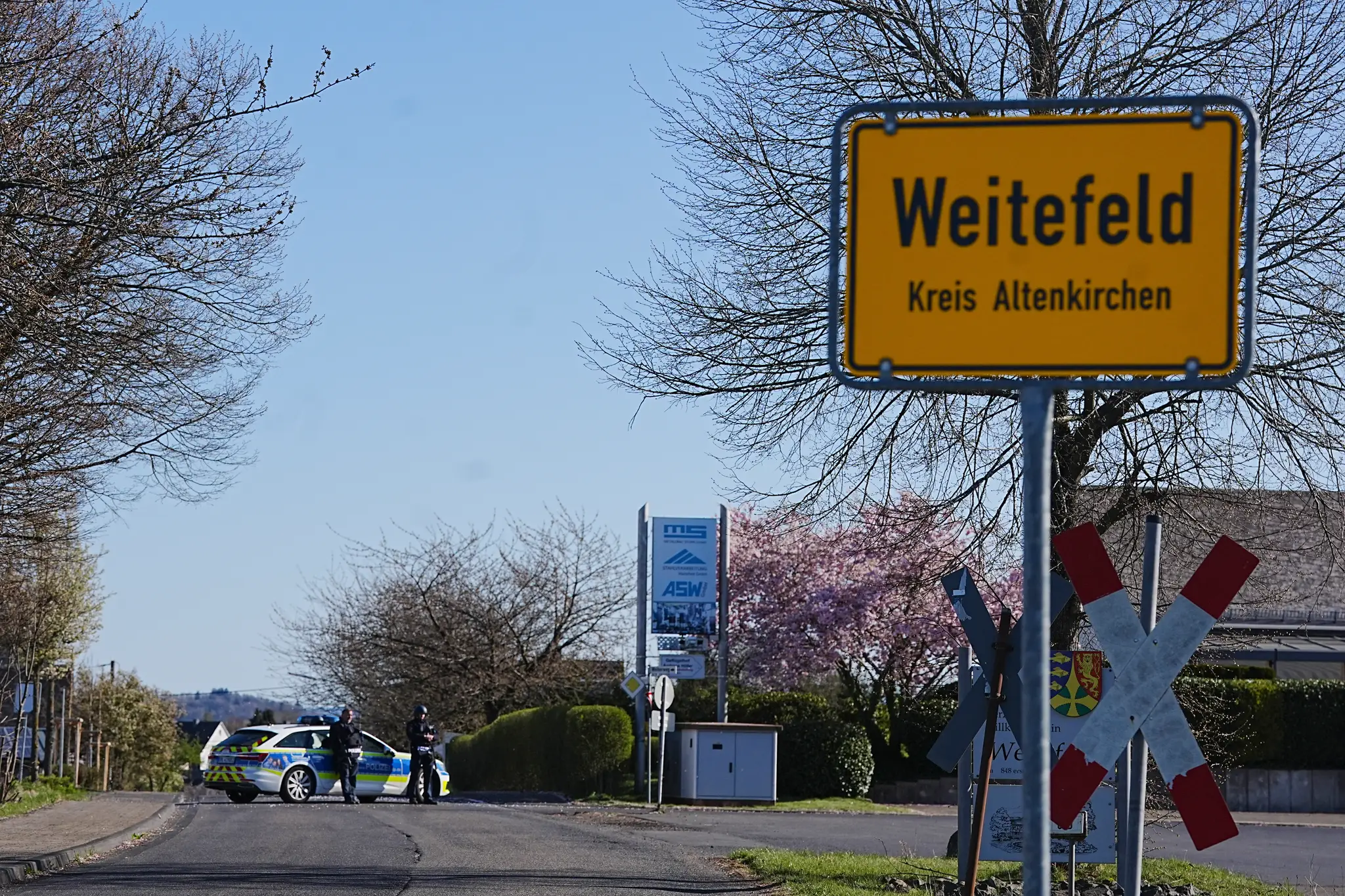 Na snímke policajti uzatvárajú vstup do mestečka Weitefeld v spolkovej krajine Porýnie-Falcko.