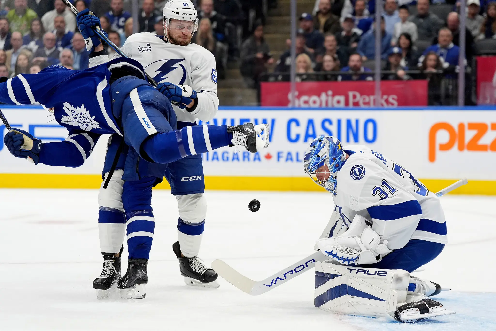 Slovenský obranca Erik Černák (81) z Tampy Bay Lighting a Matthew Knies (23) z Toronta Maple Leafs v súboji počas zápasu zámorskej NHL Toronto Maple Leafs - Tampa Bay Lighting.