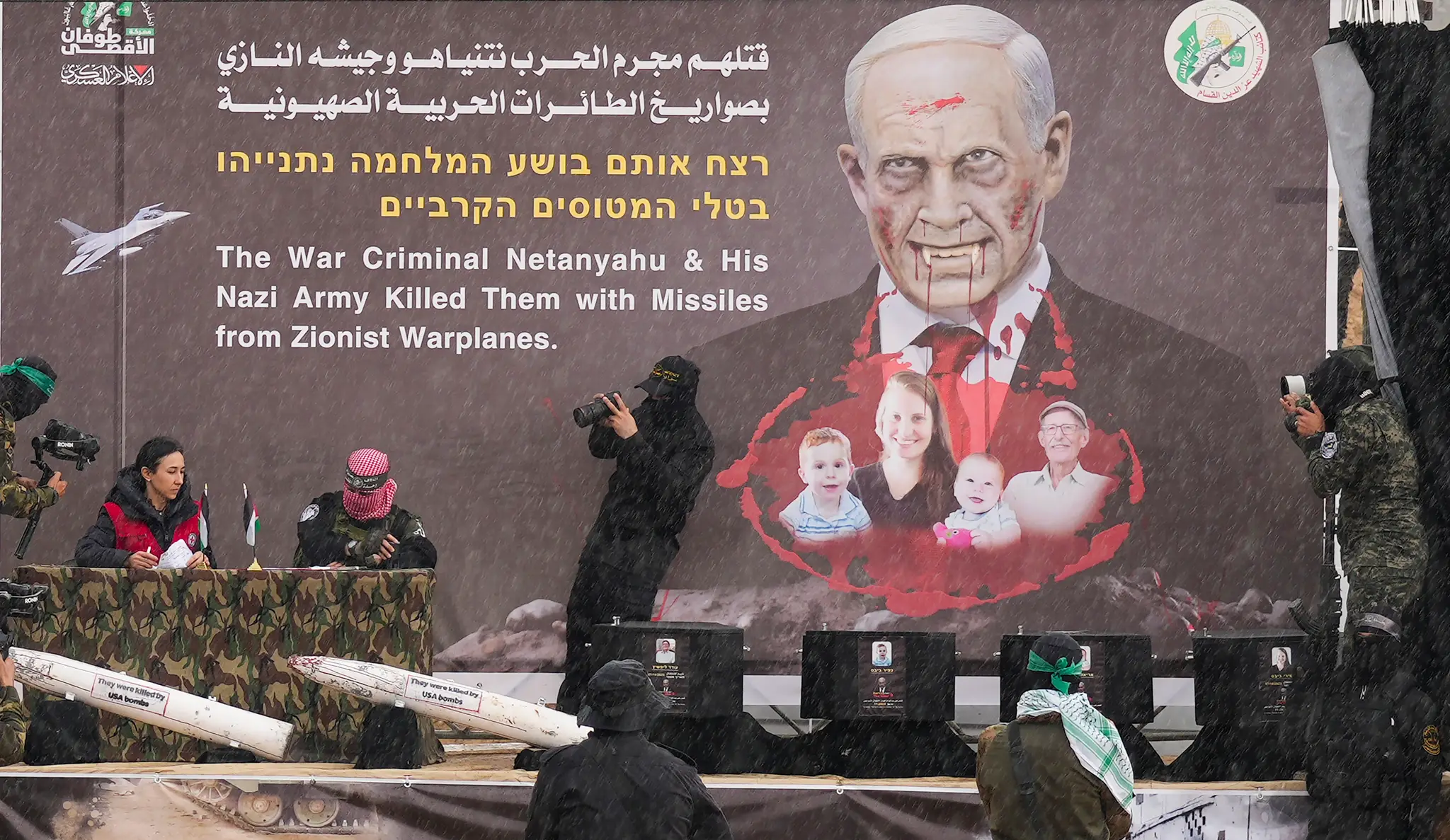 Príslušníci palestínskeho militantného hnutia Hamas vystavil rakvy s telami štyroch zosnulých izraelských rukojemníkov na pódiu v meste Chán Júnis na juhu Pásma Gazy.  