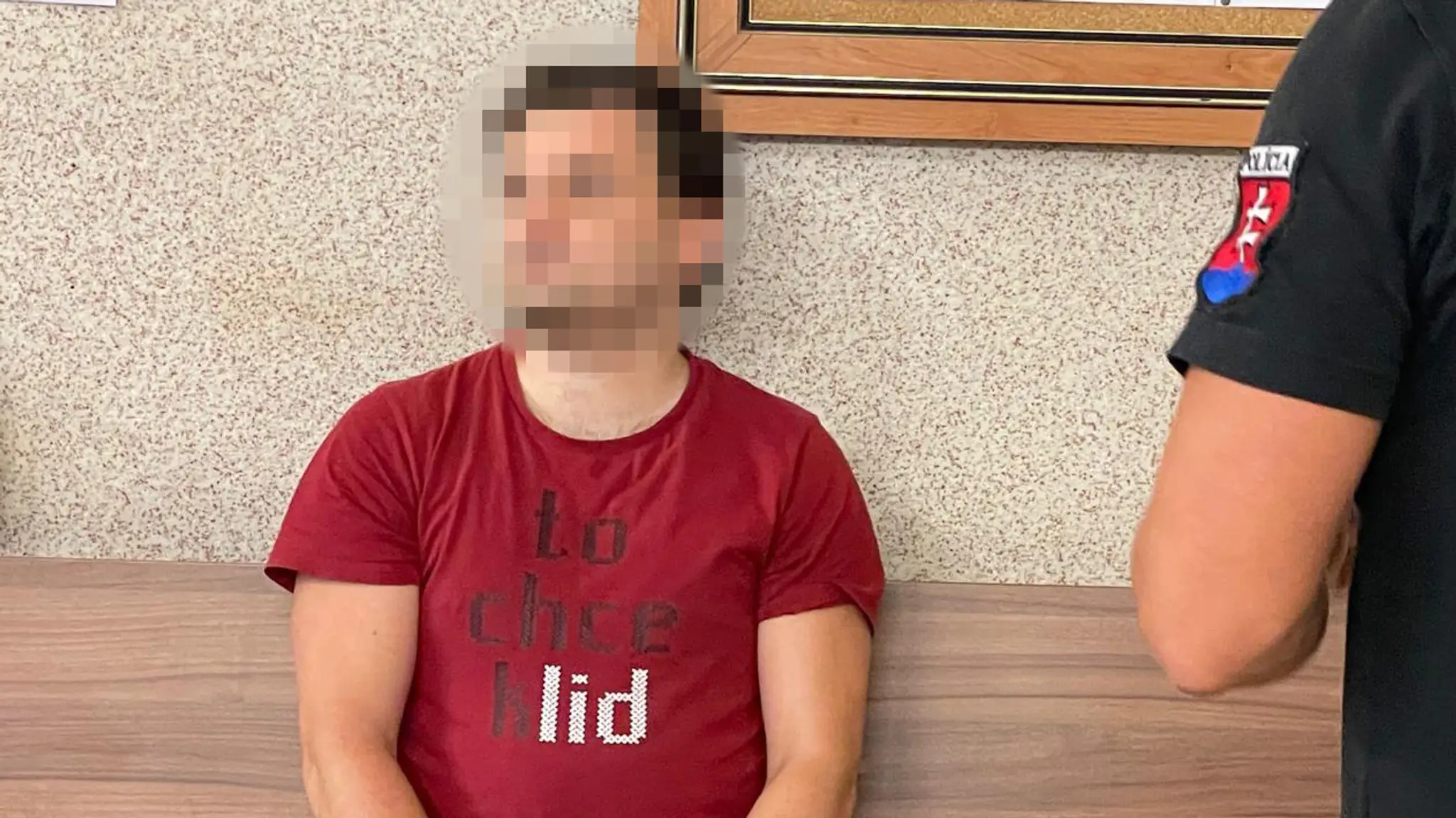 Súd rozhoduje o väzbe pre muža, ktorý sa vyhrážal seniorom v Handlovej