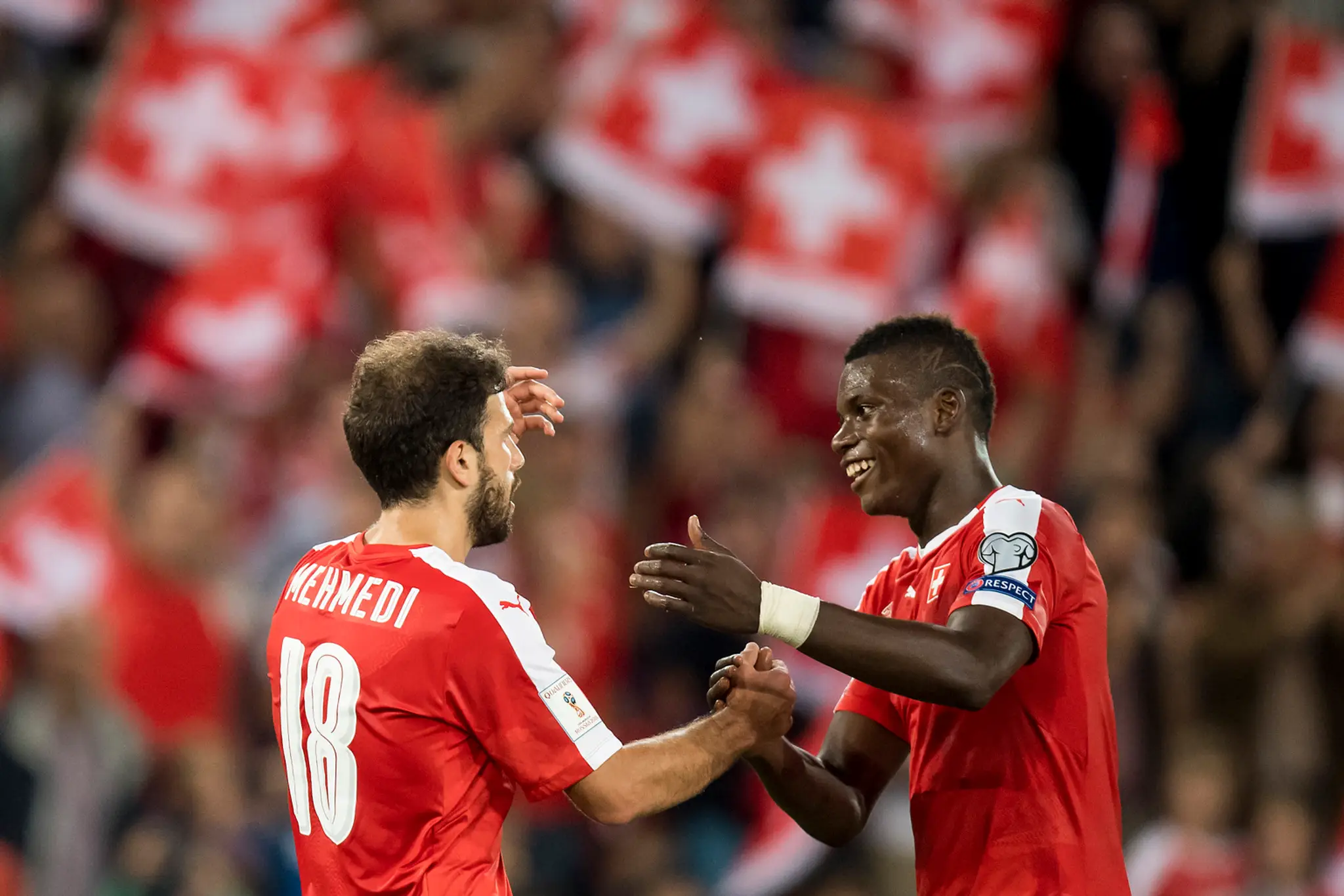 Admir Mehmedi (vľavo) oslavuje svoj gól za Švajčiarsko so spoluhráčom Breelom Embolom v kvalifikačnom dueli proti Portugalsku o 