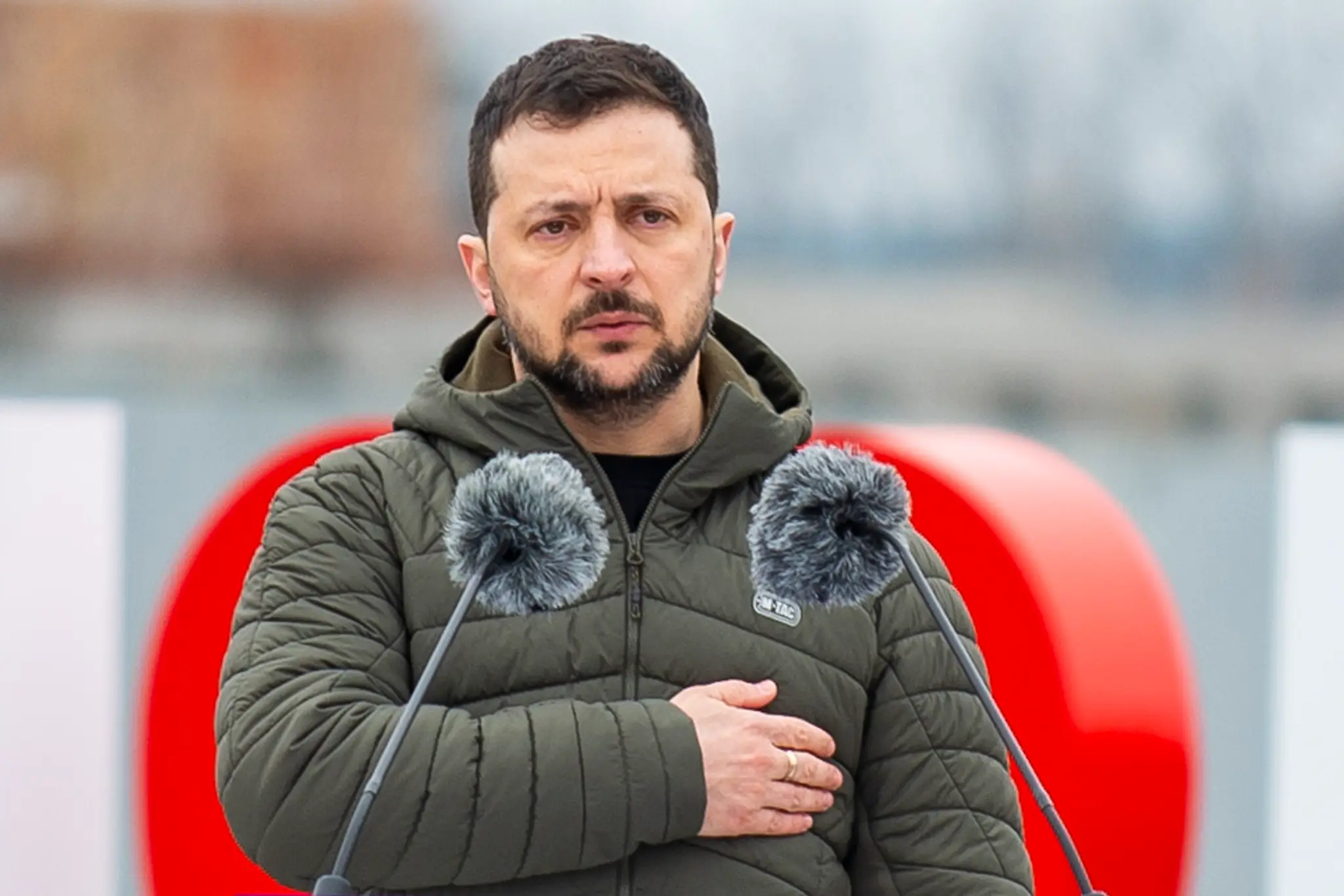 Prezident Ukrajiny Volodymyr Zelenskyj gestikuluje počas pietnej ceremónie v ukrajinskom meste Buča.