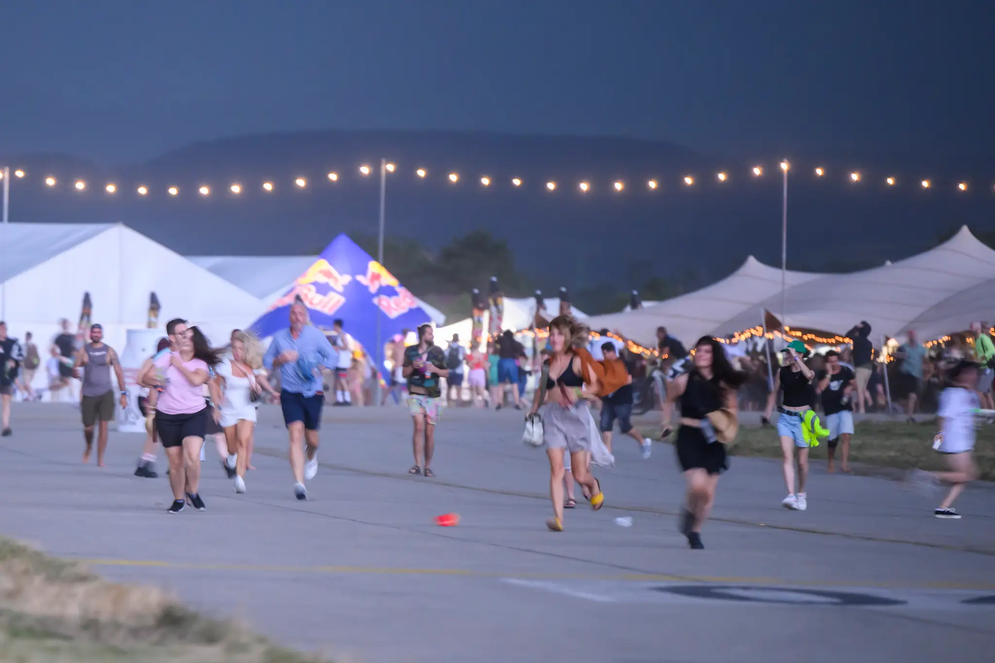 Na snímke evakuácia festivalu kvôli búrke počas koncertu skupiny Pražský výběr.