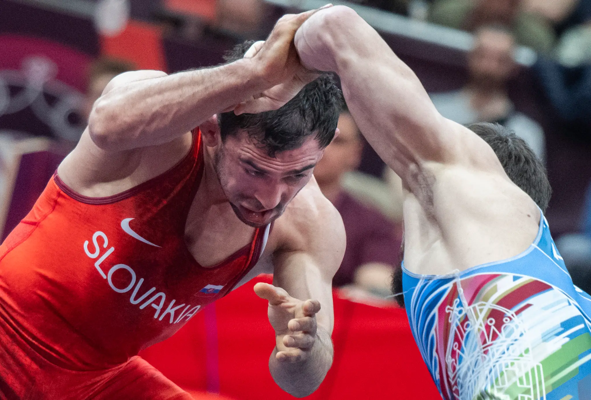 Na snímke slovenský zápasník Tajmuraz Salkazanov (vľavo) a maďarský reprezentant Murad Kuramagomedov