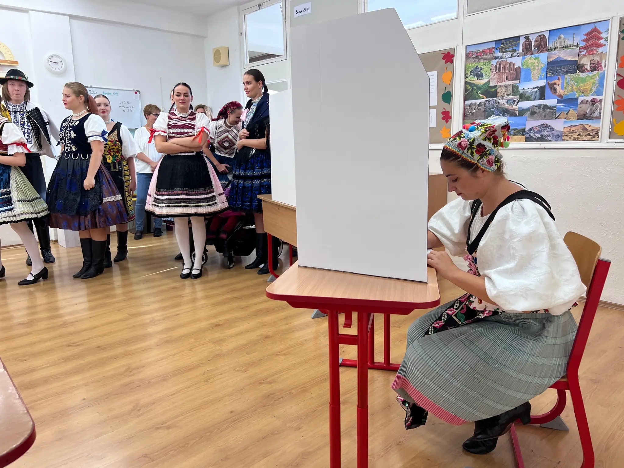 Slovenskí Rebeli z Komárna prišli voliť v krojoch z rôznych regiónov Slovenska.